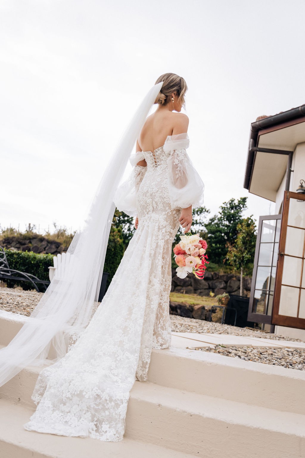 Lacing wedding dress «Colleen» with detachable sleeves