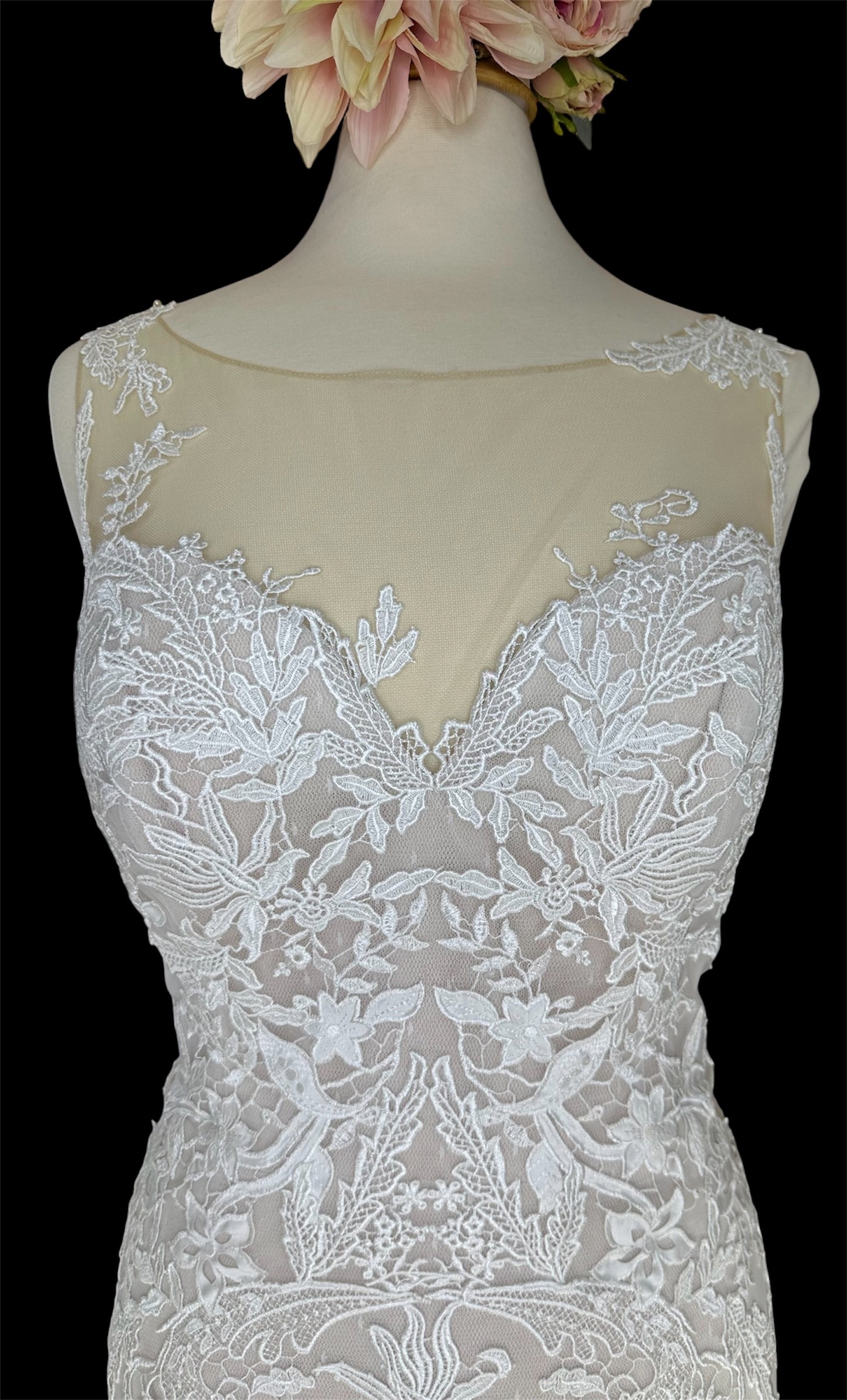 Lux&Love, Beautiful lace and embroidered details