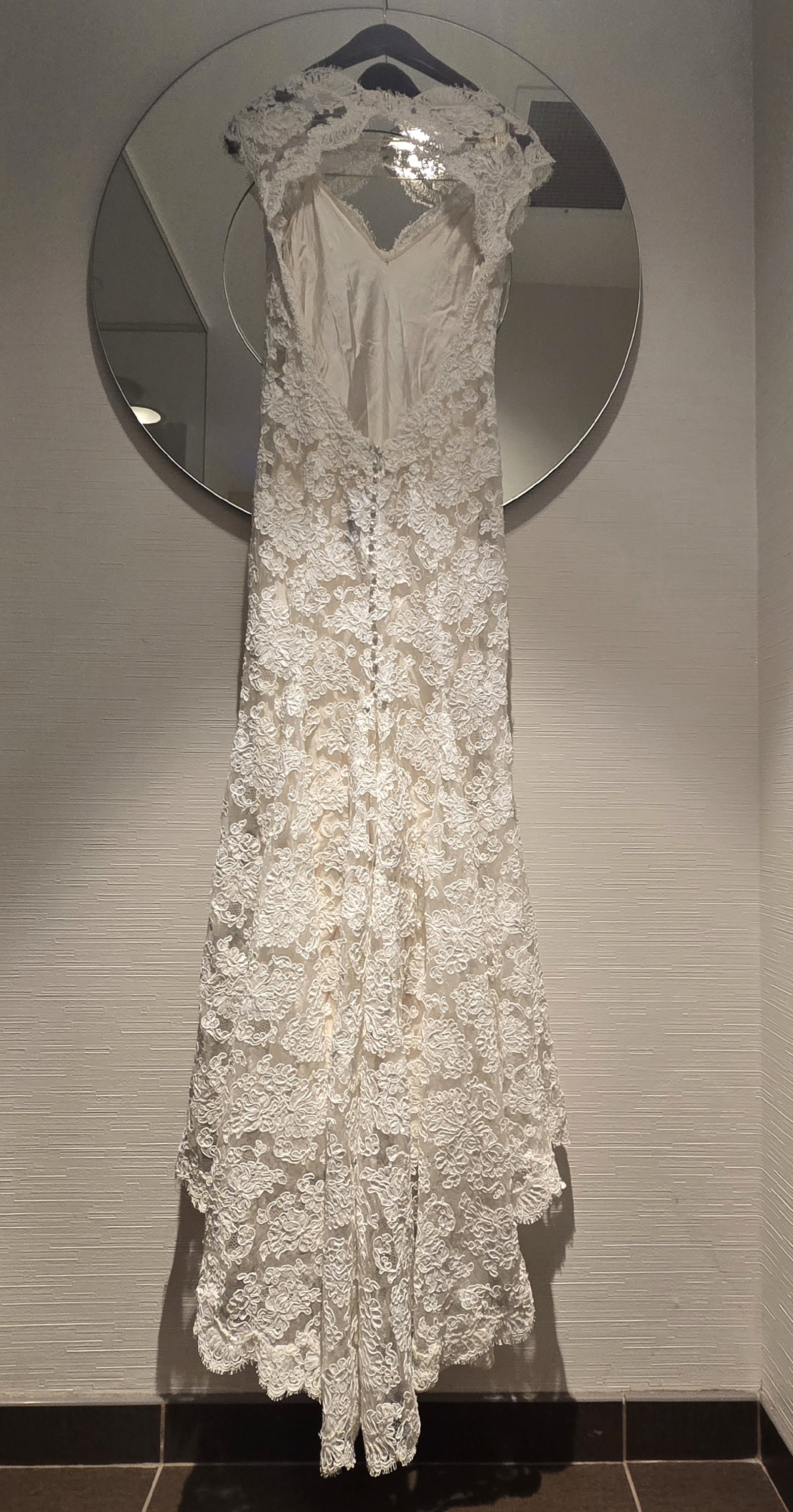 Monique Lhuillier, Scarlet Wedding Dress Save 84% - Stillwhite