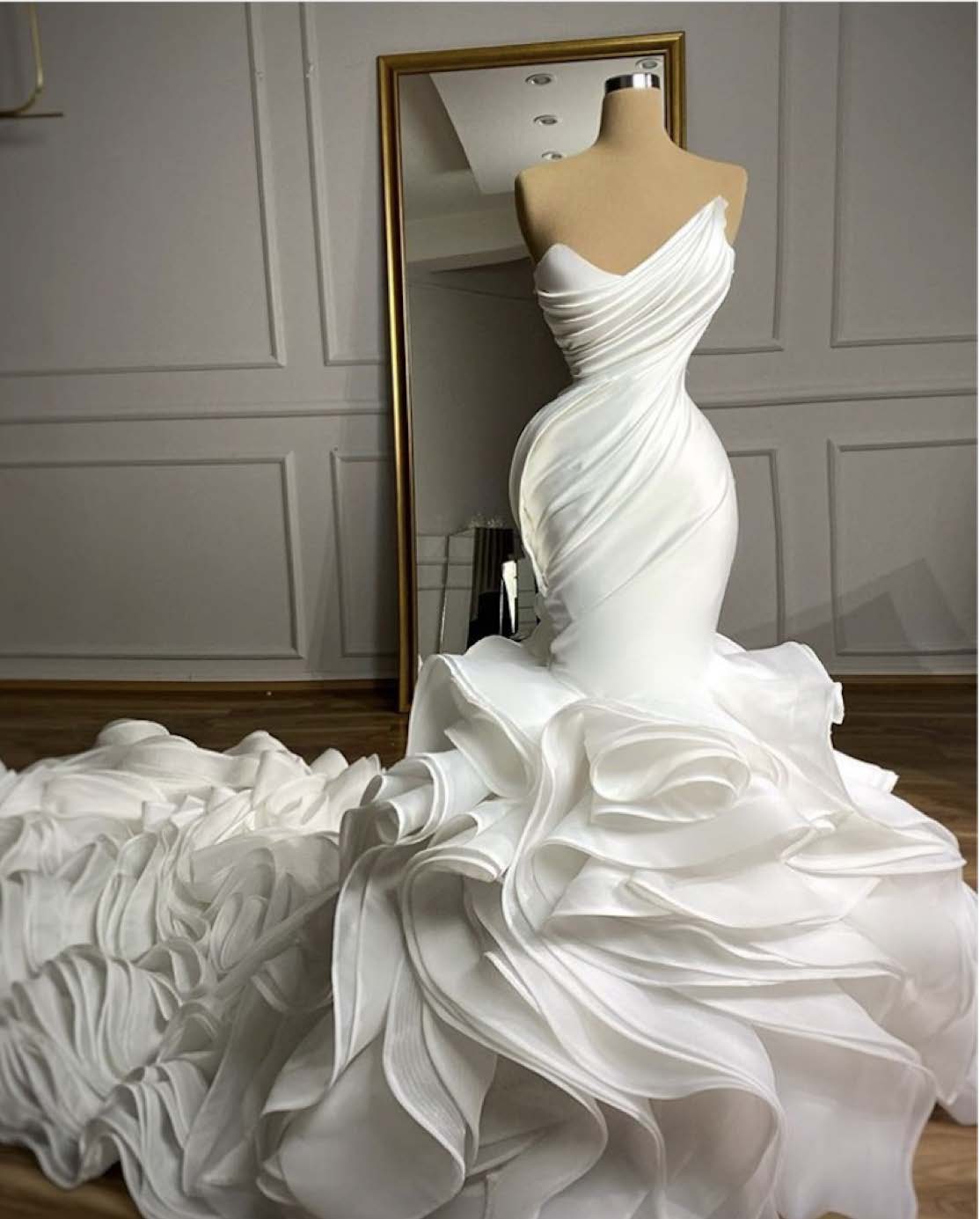 Lena Berisha Swan Dress Preowned Wedding Dress Save 40% - Stillwhite