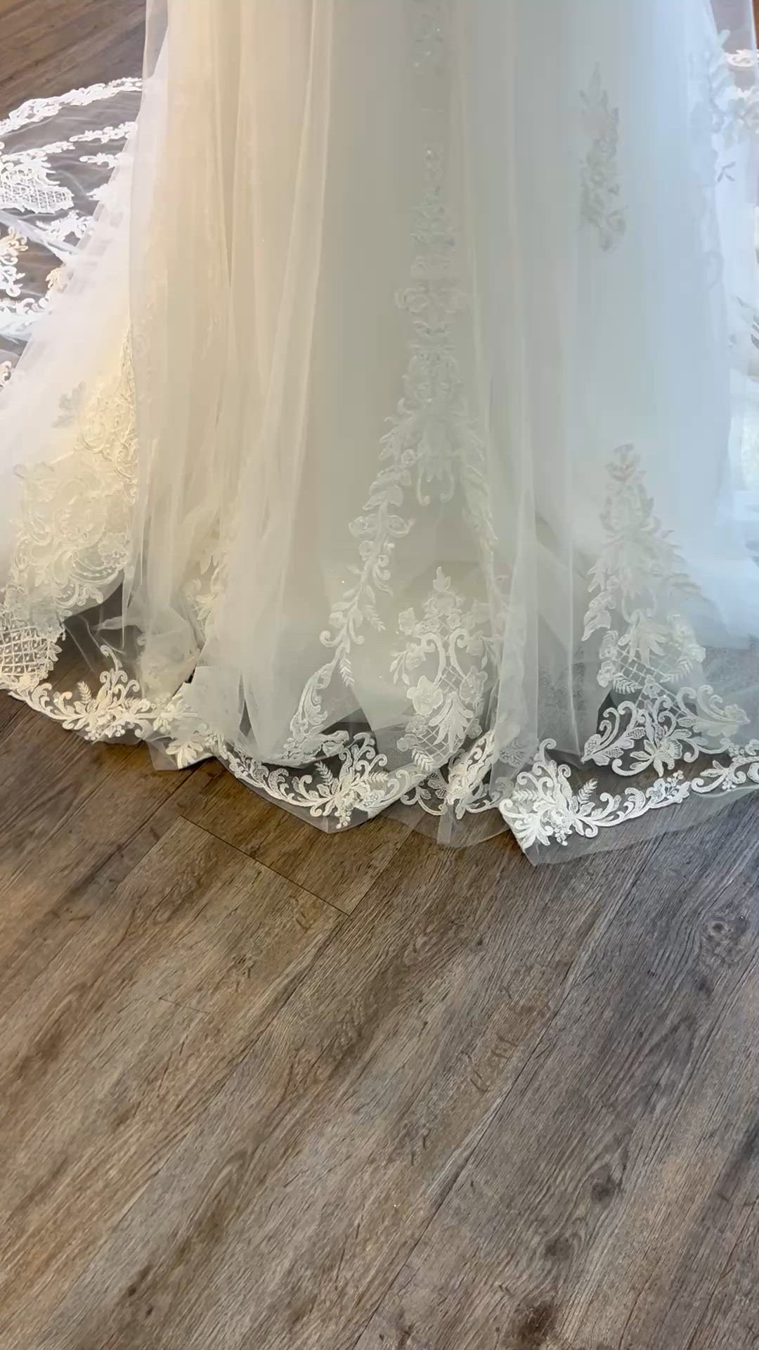 Ava Laurenne Bridal, Lana