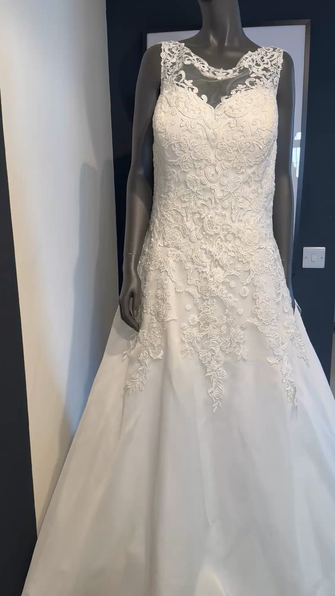Justin Alexander, Beautiful Lace Gown - Boutique Sample - Size UK 26