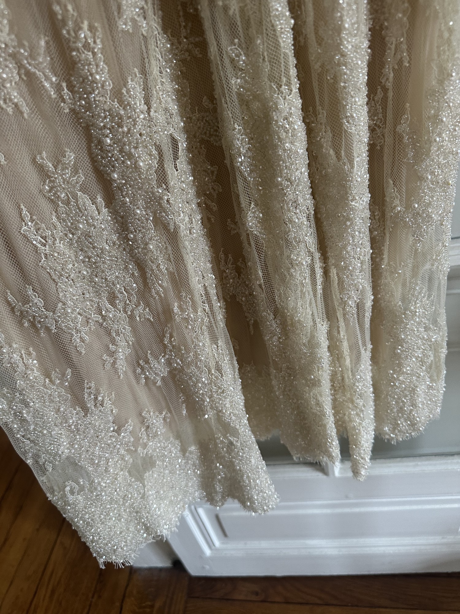 Kate Willa, Roj Gown