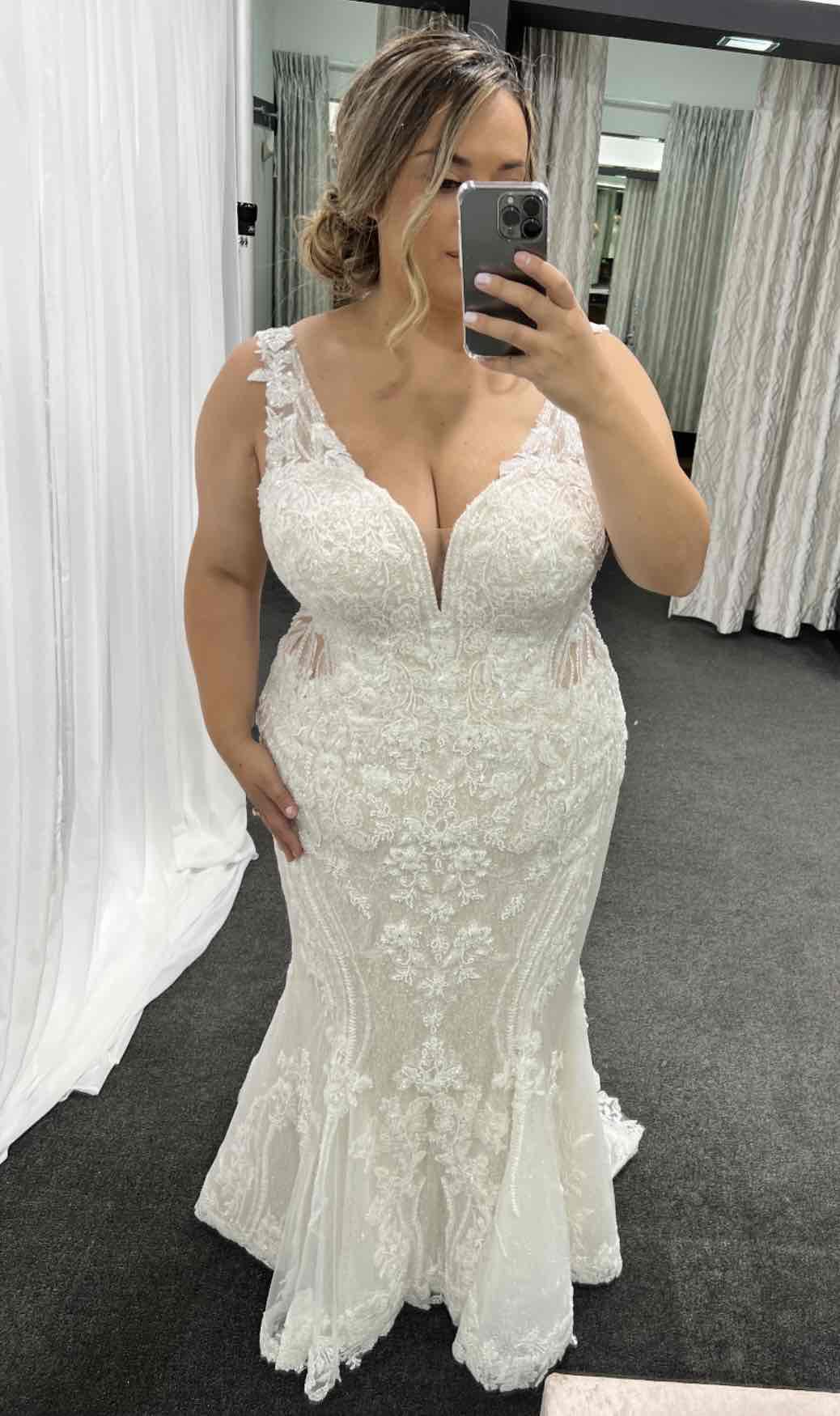 Martina Liana - SEXY FIT-AND-FLARE WEDDING DRESS WITH ORNATE LACE
