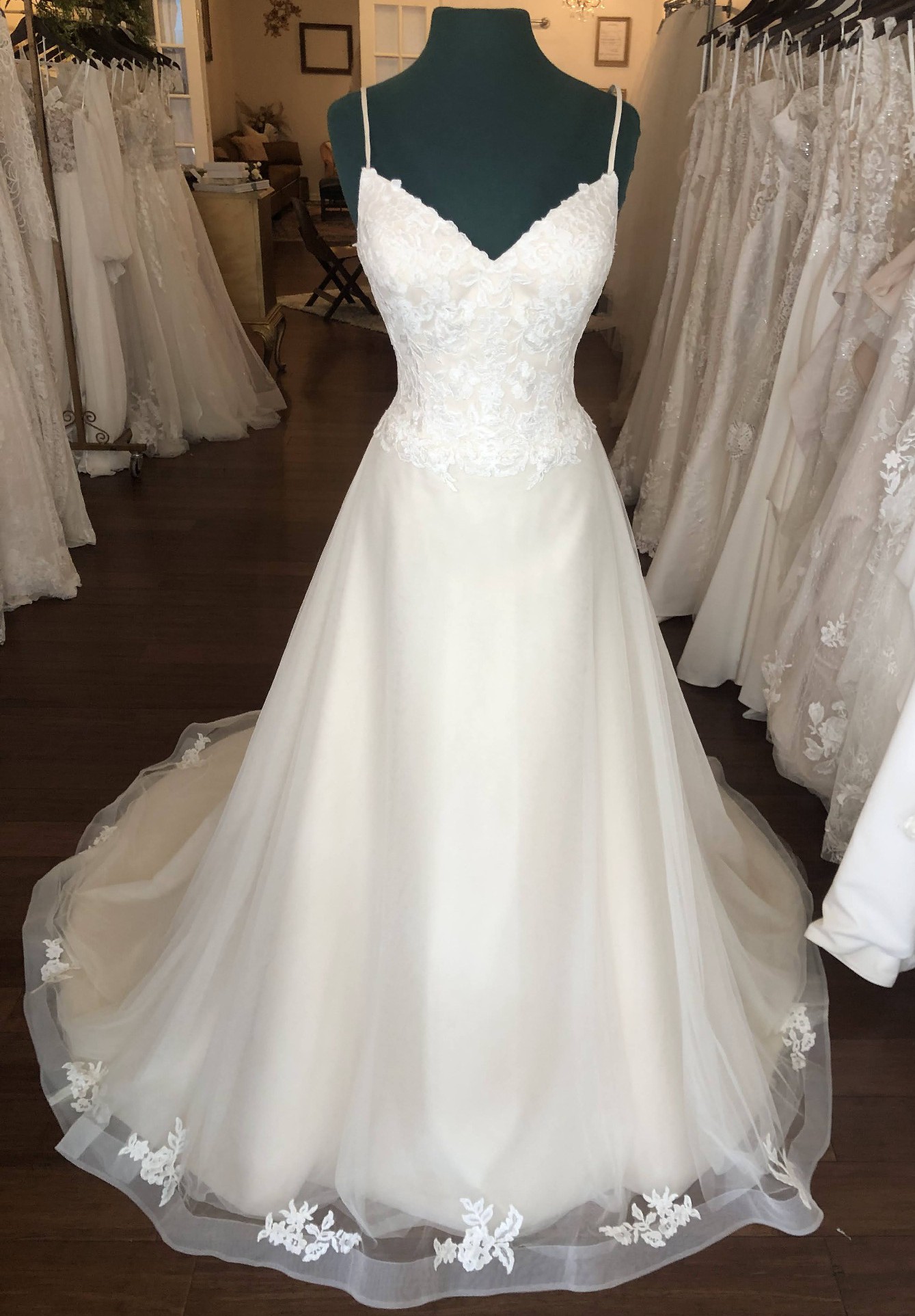 Sweetheart Gowns 1115 Sample Wedding Dress Save 45% - Stillwhite