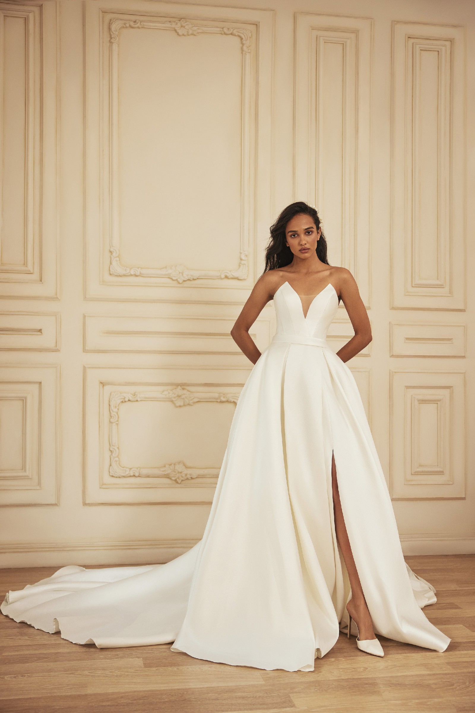 Victoria Soprano, Ara Sample Wedding Dress - Stillwhite