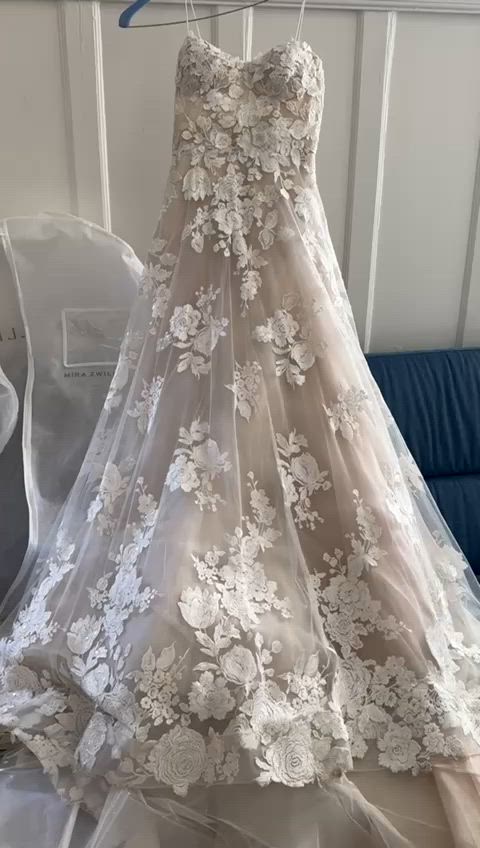 Mira Zwillinger, Messa Gown