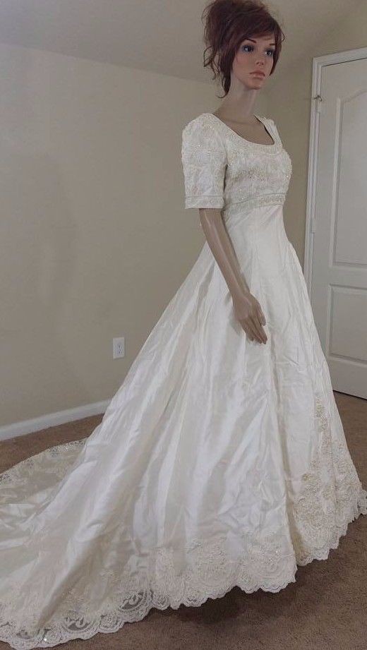 Alfred Angelo Classic Short-sleeved gown 1242 Used Wedding Dress Save 67% -  Stillwhite
