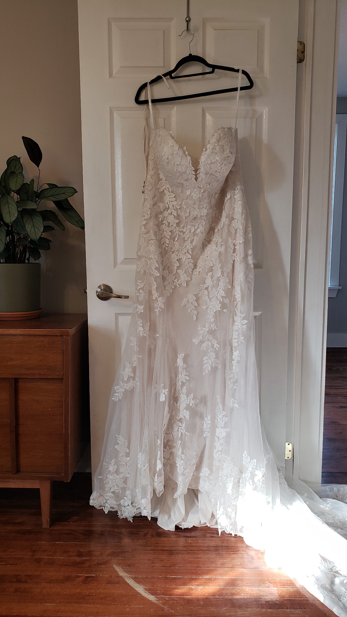 Allure Bridals 9903 Sample Wedding Dress - Stillwhite