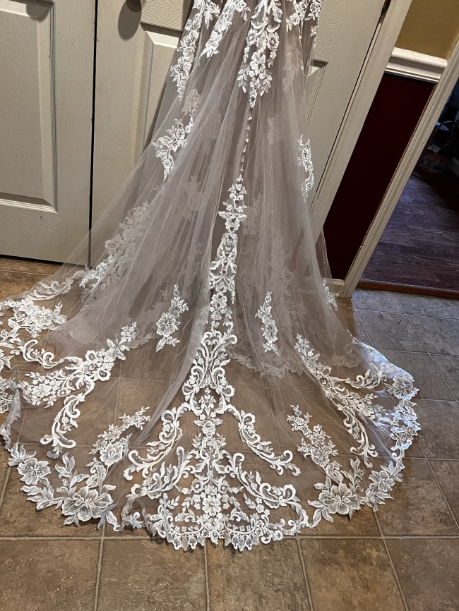 Allure Bridals New Wedding Dress Save 45% - Stillwhite