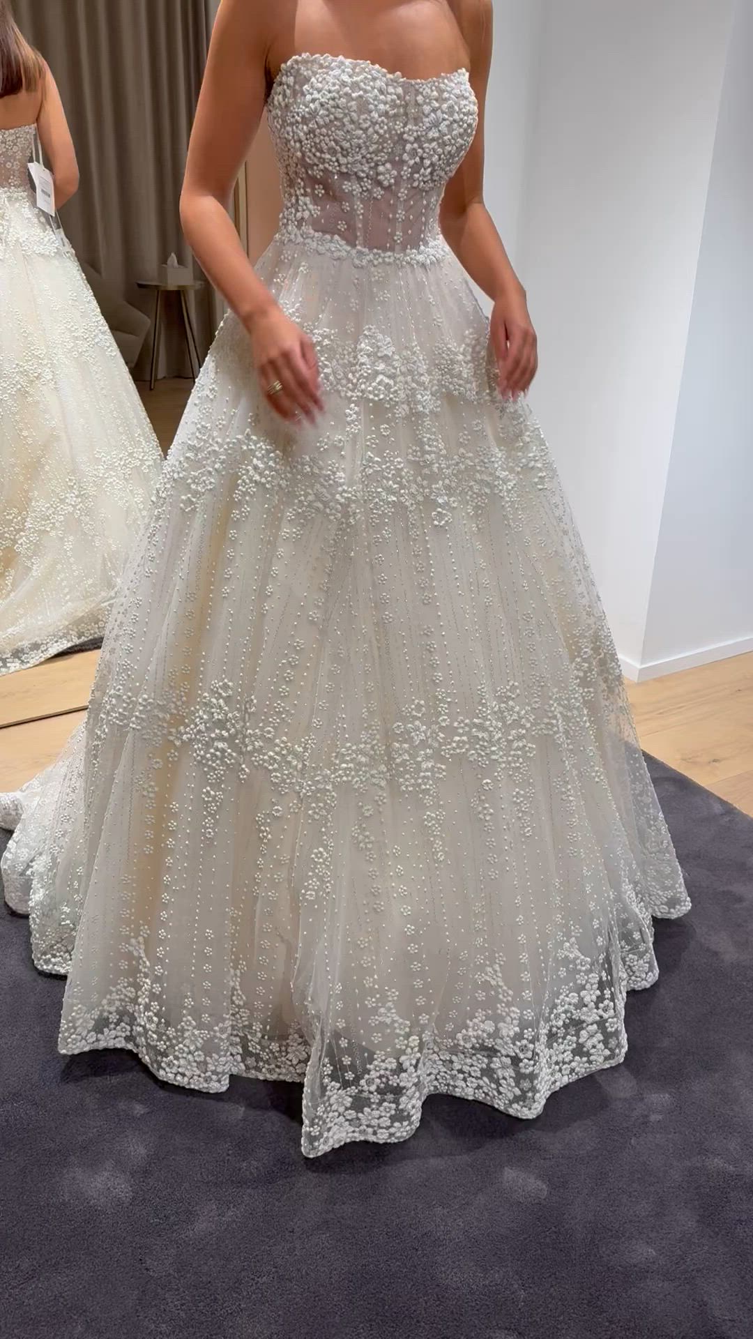 Pronovias Privee, Lucrezia