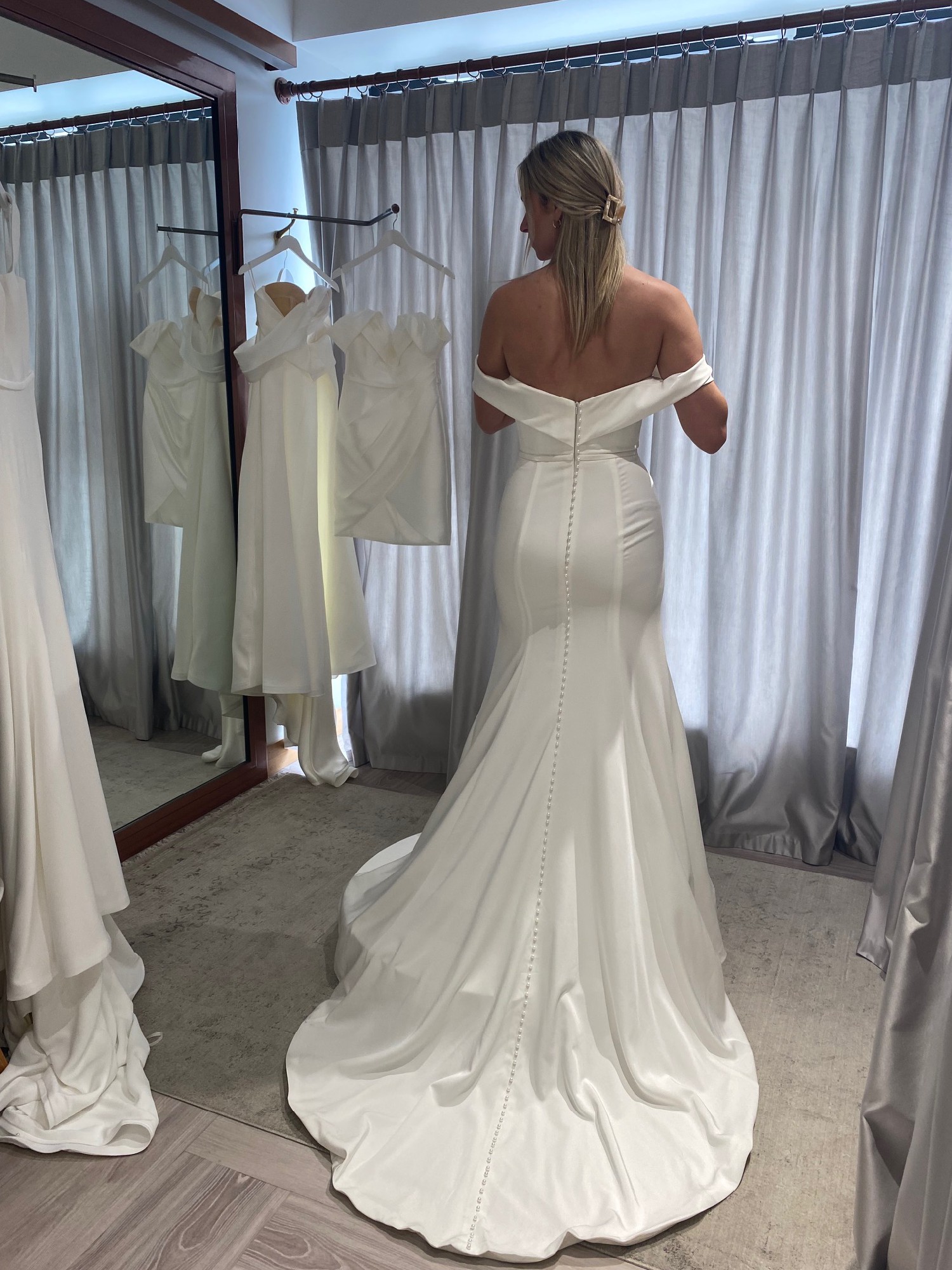 I'm looking for a dupe of Le Chic by Hera Couture : r/weddingdress