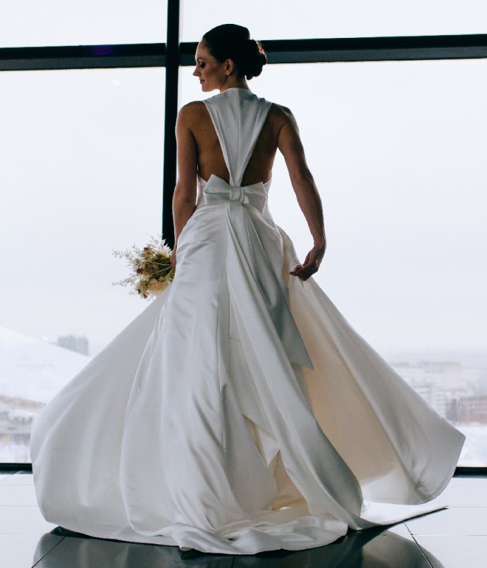 Viktor Rolf Vrm167 Inverted V Back Bow Gown Sample Wedding Dress Save 80 Stillwhite