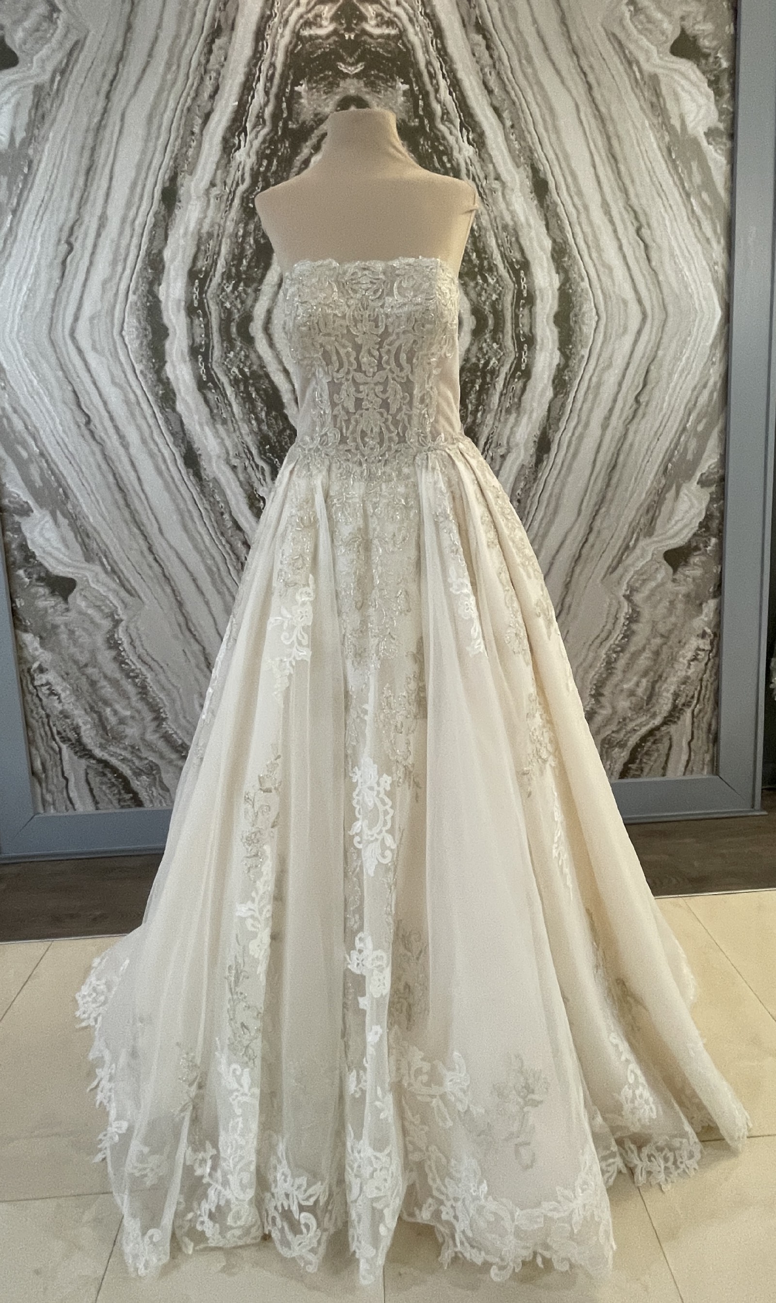 Vera Wang Lucienne Sample Wedding Dress Save 70% - Stillwhite