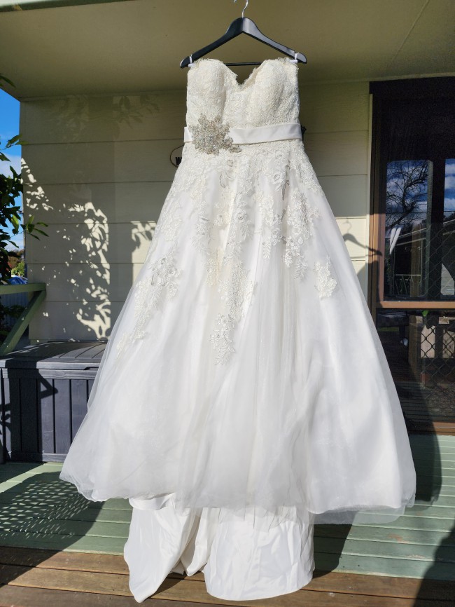 Allure Bridals W320 New Wedding Dress Save 26% - Stillwhite