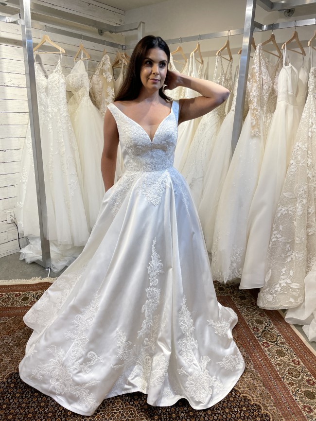 Casablanca Bridal Sample Wedding Dress Save 47% - Stillwhite