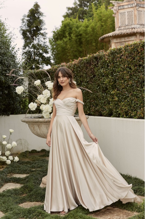 Madi Lane, Dior in Ivory (ML22034) Sample Wedding Dress Save 47