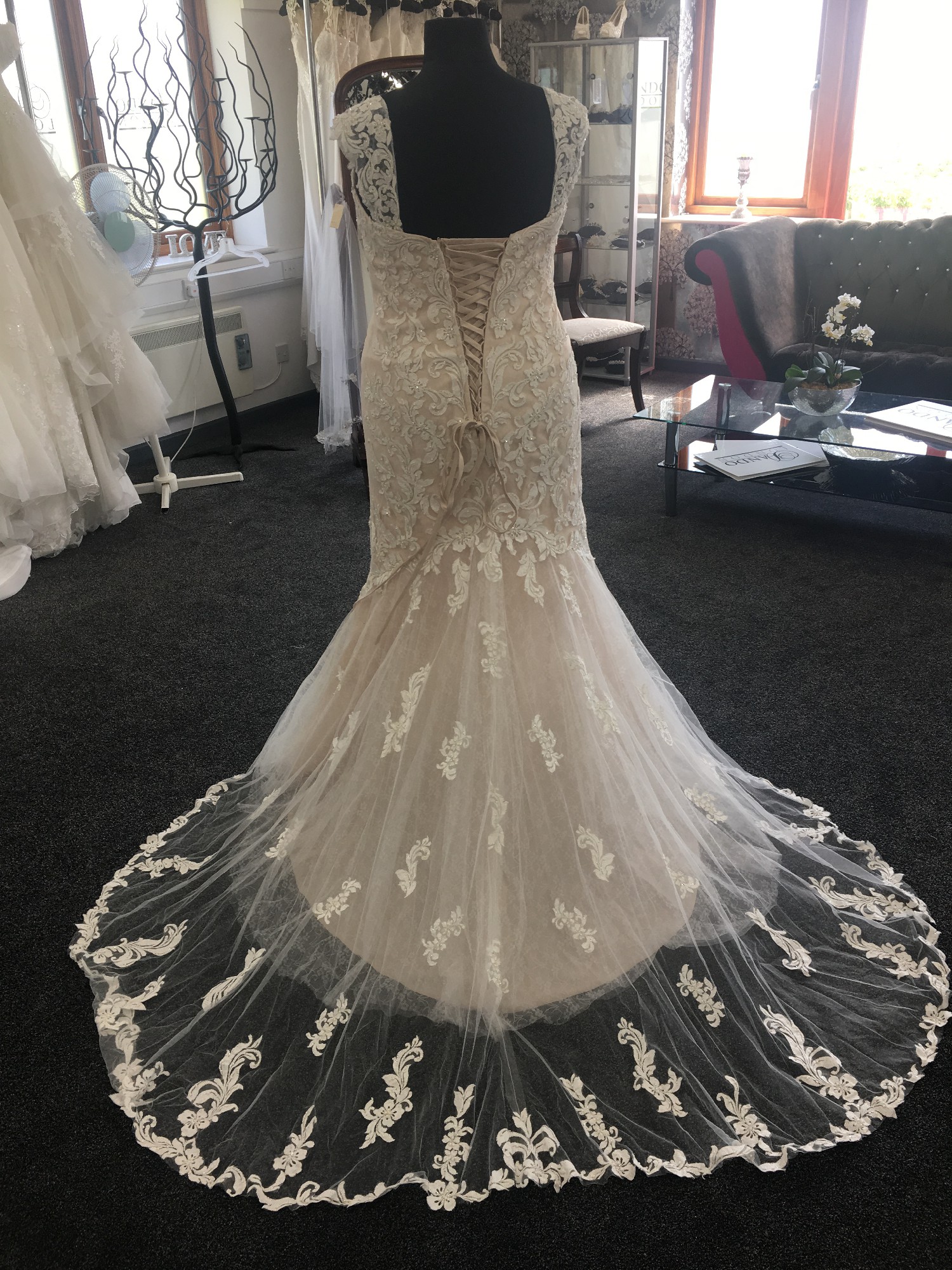Confetti And Lace Sample Wedding Dress Save 77 Stillwhite 7605