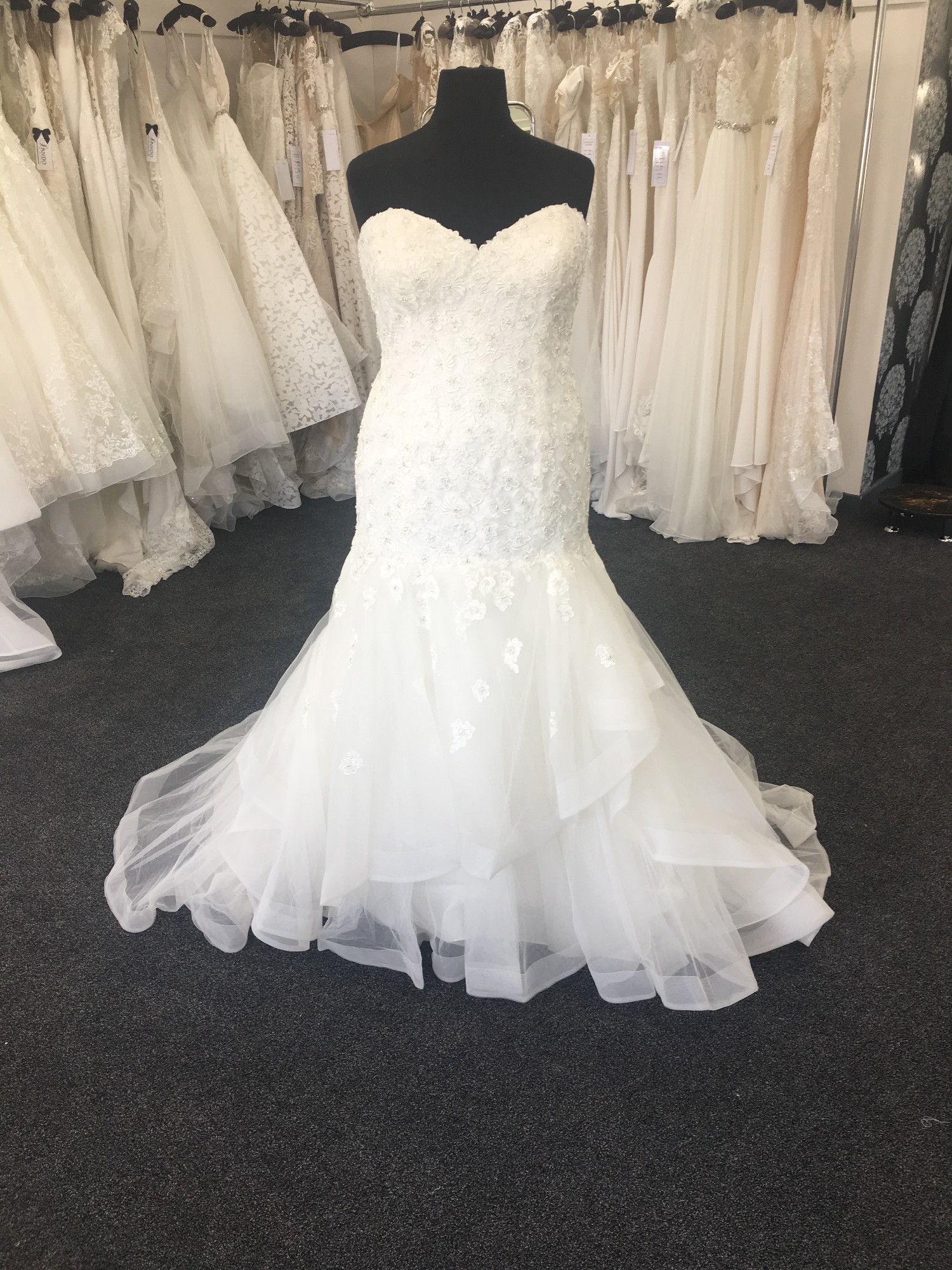 Confetti And Lace Sample Wedding Dress Save 80 Stillwhite 2611