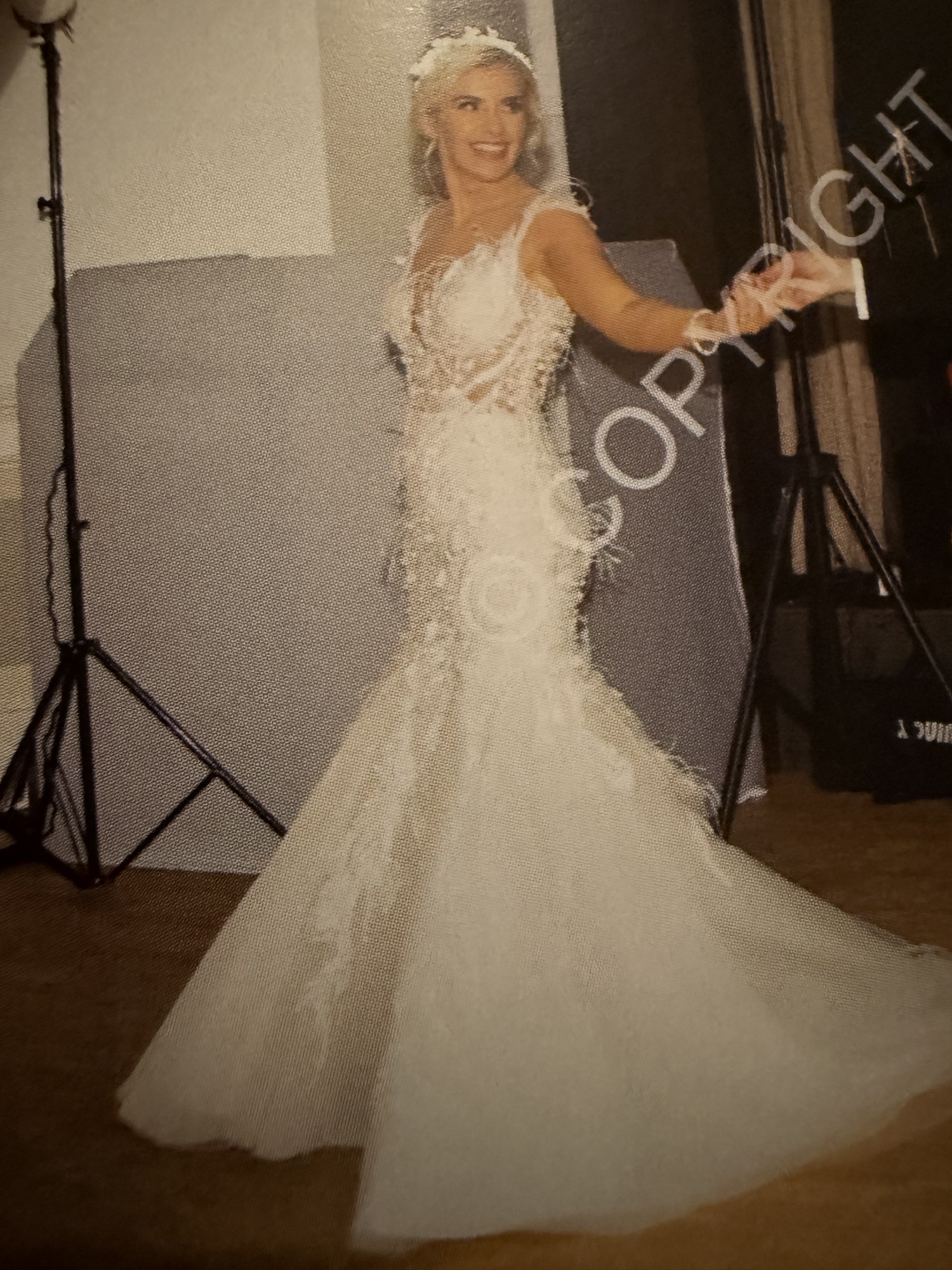 Eleganza Spoza, Iconica