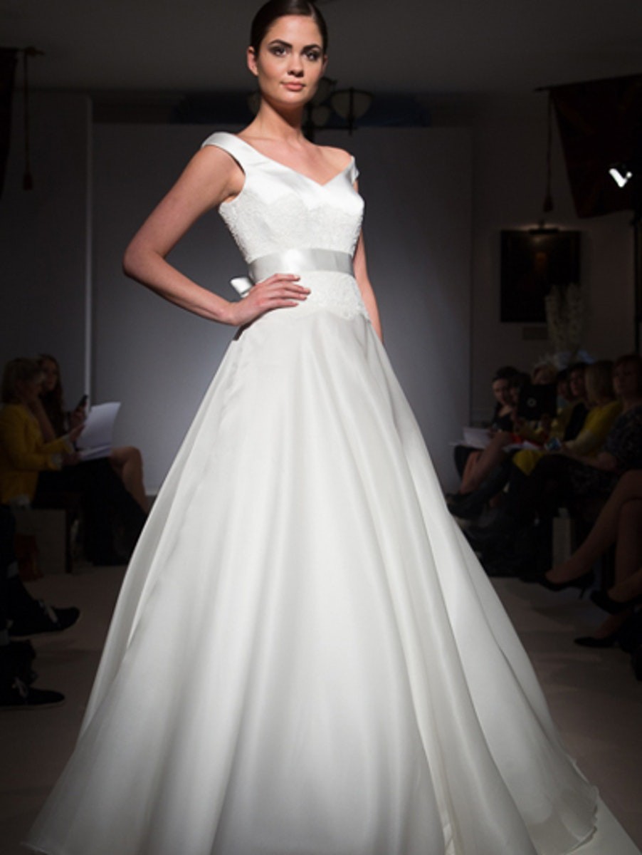 Suzanne Neville Lanesborough Sample Wedding Dress Save 70% - Stillwhite