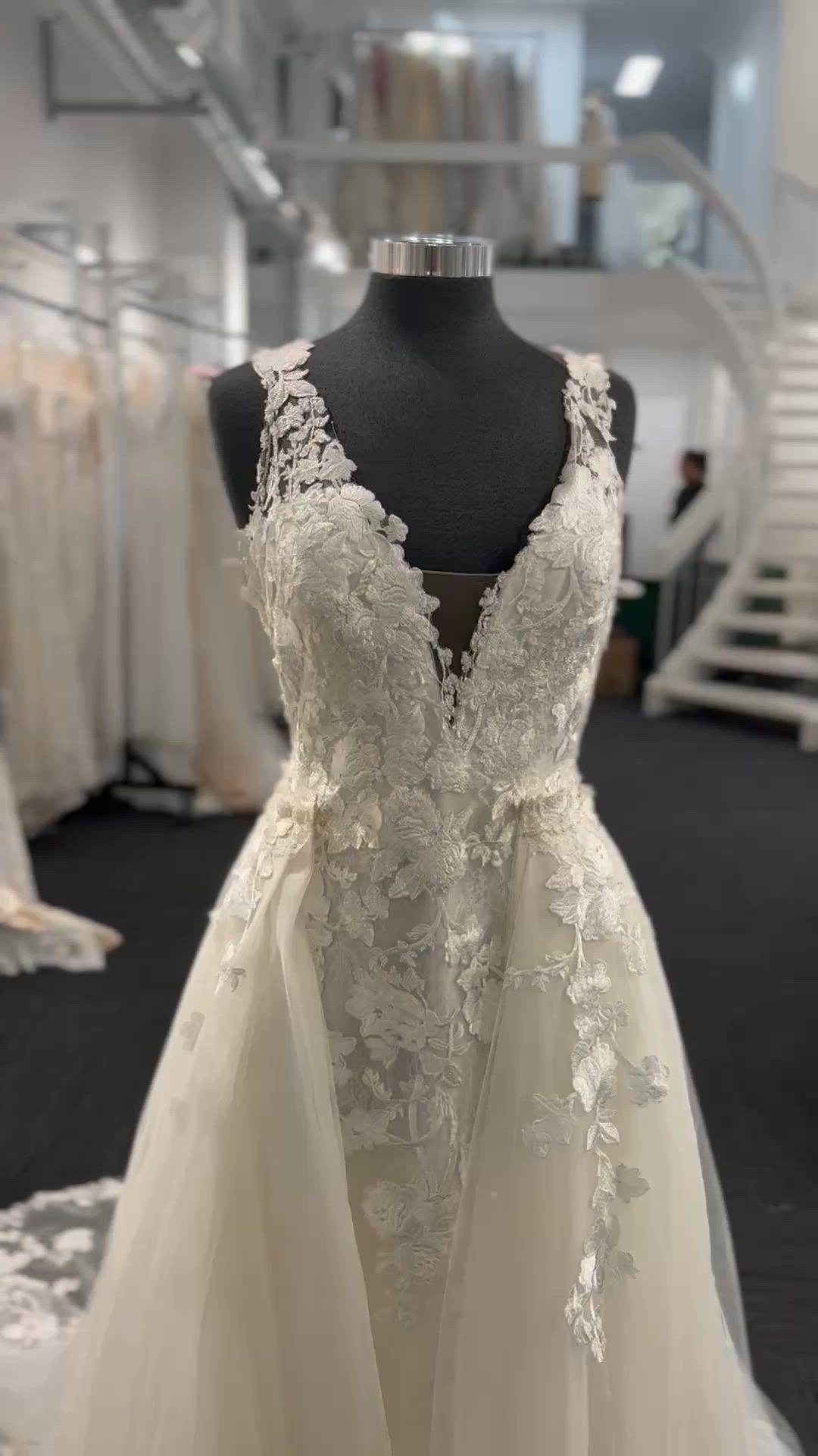 Pronovias, Ina w/ Overskirt