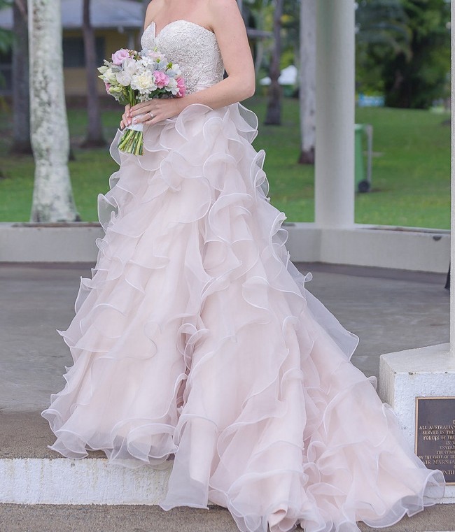 Allure  Bridals  Style 8955 Second Hand Wedding  Dress  on 