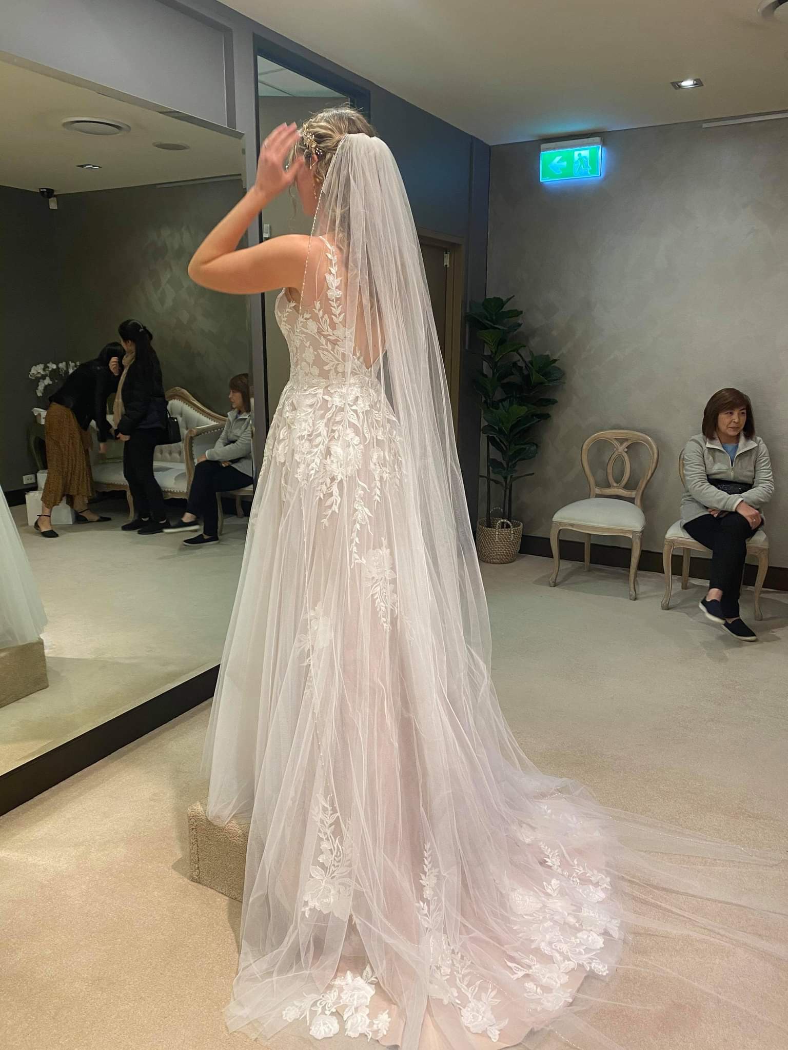 Madi Lane Halani New Wedding Dress Save 33% - Stillwhite