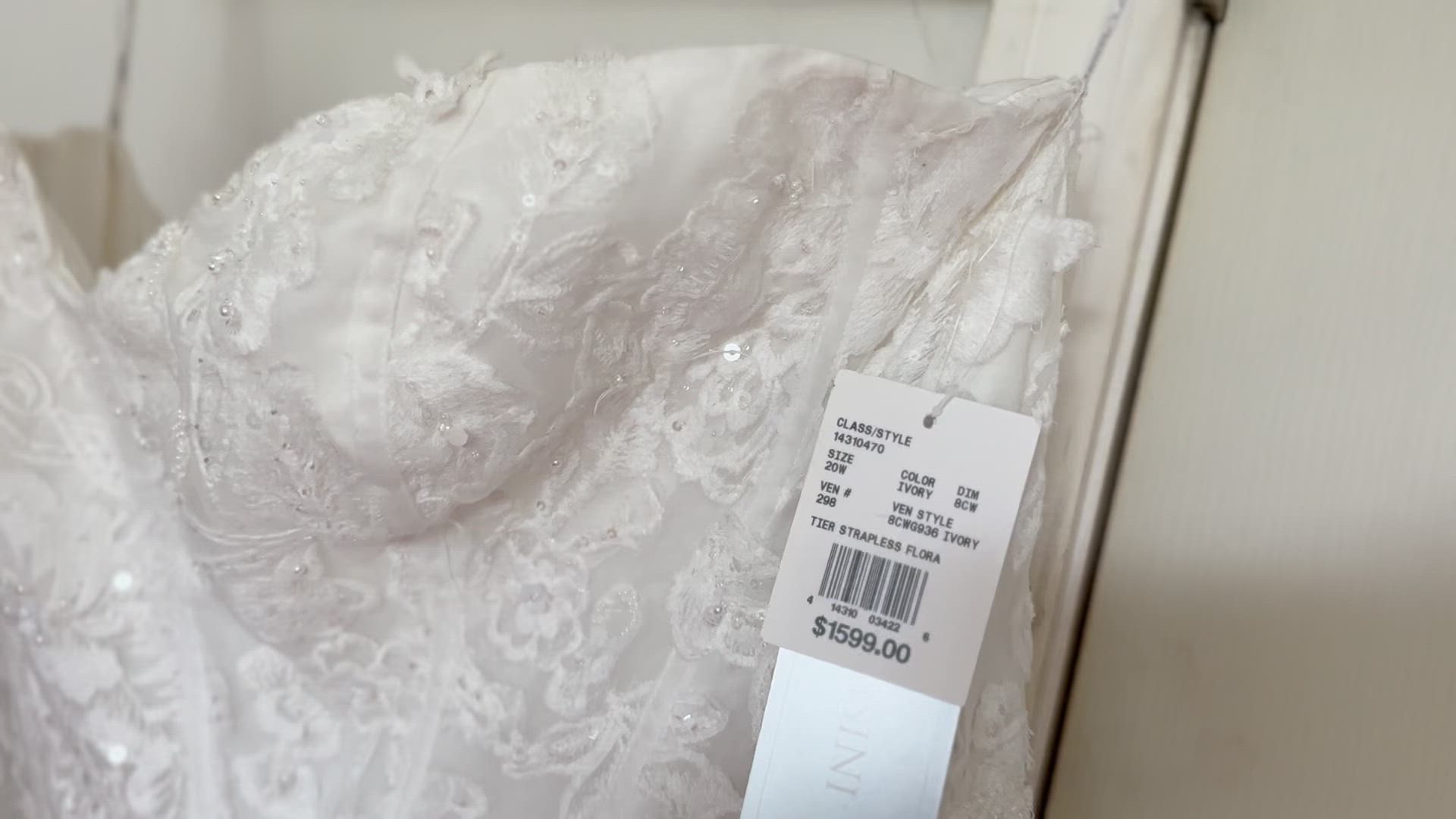 Oleg Cassini, CWG936