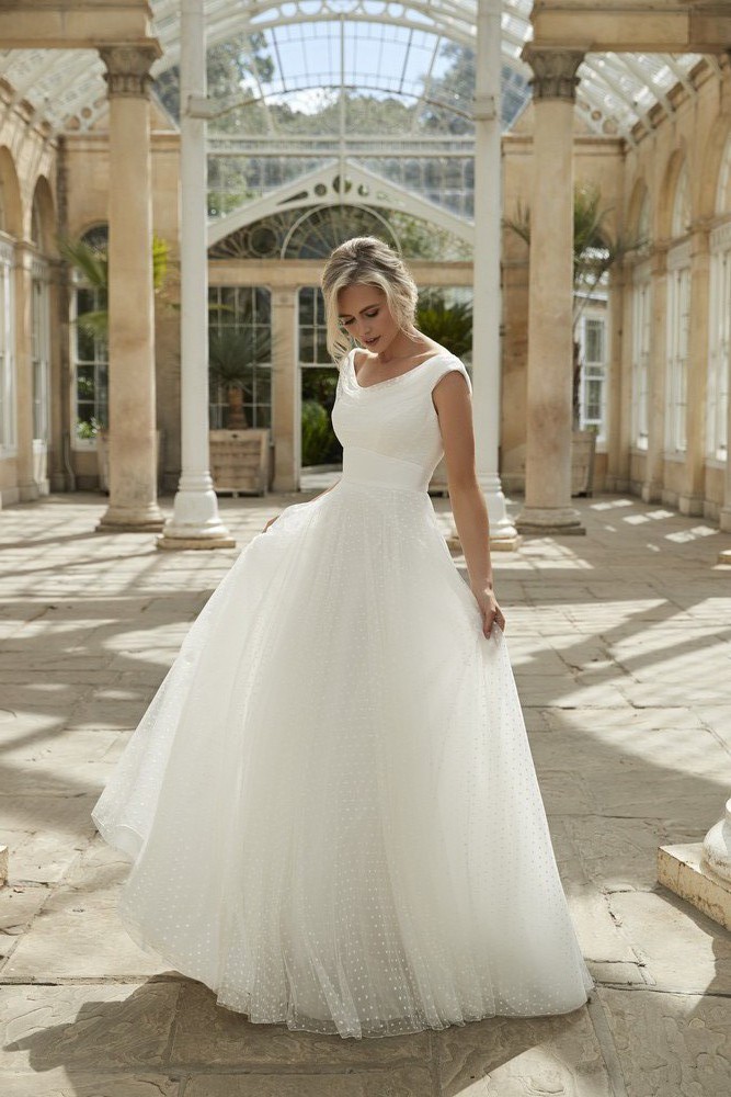 Sassi Holford, Lucy Sample Wedding Dress Save 73% Stillwhite