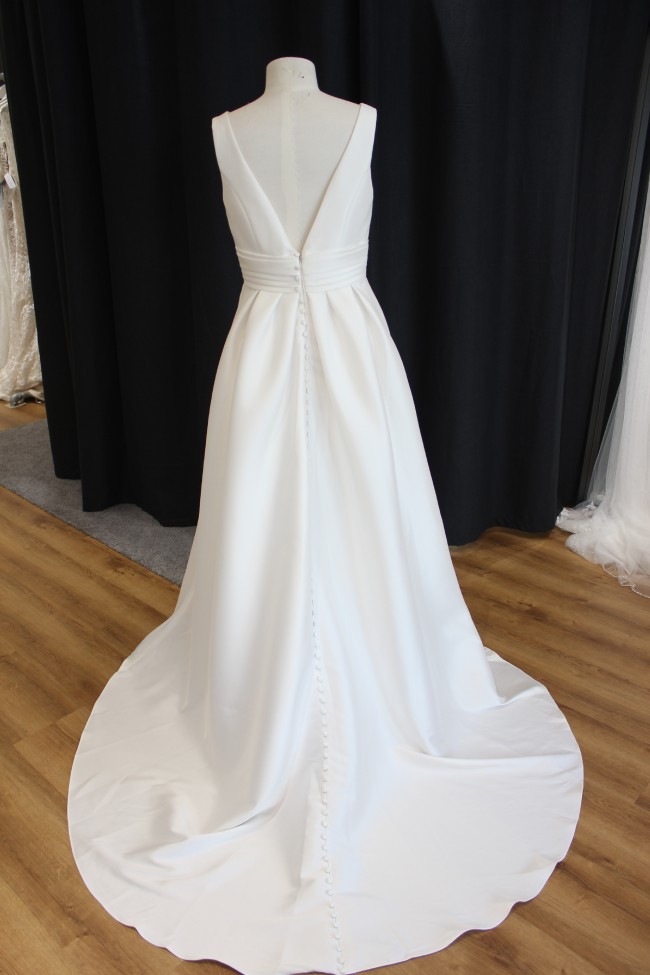 Venus Bridal Sample Wedding Dress Save 50% - Stillwhite