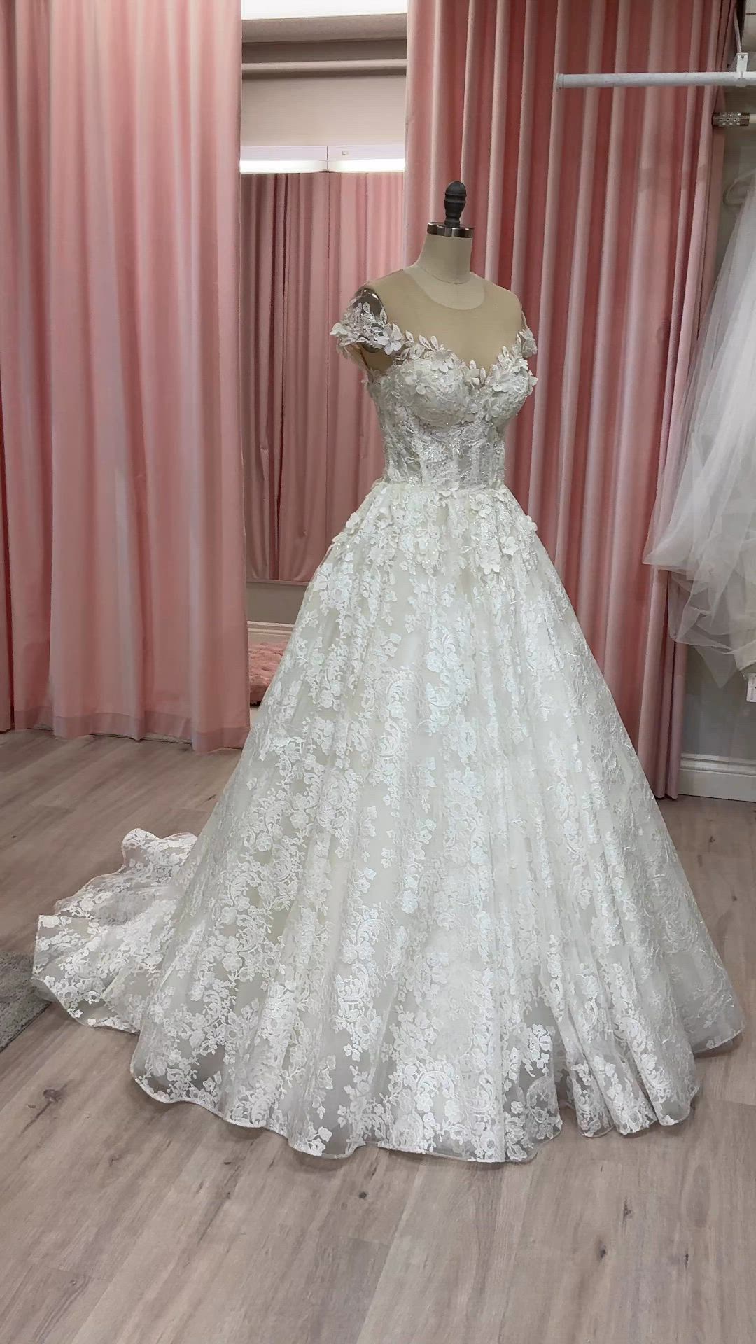 Luce Sposa, Cindy