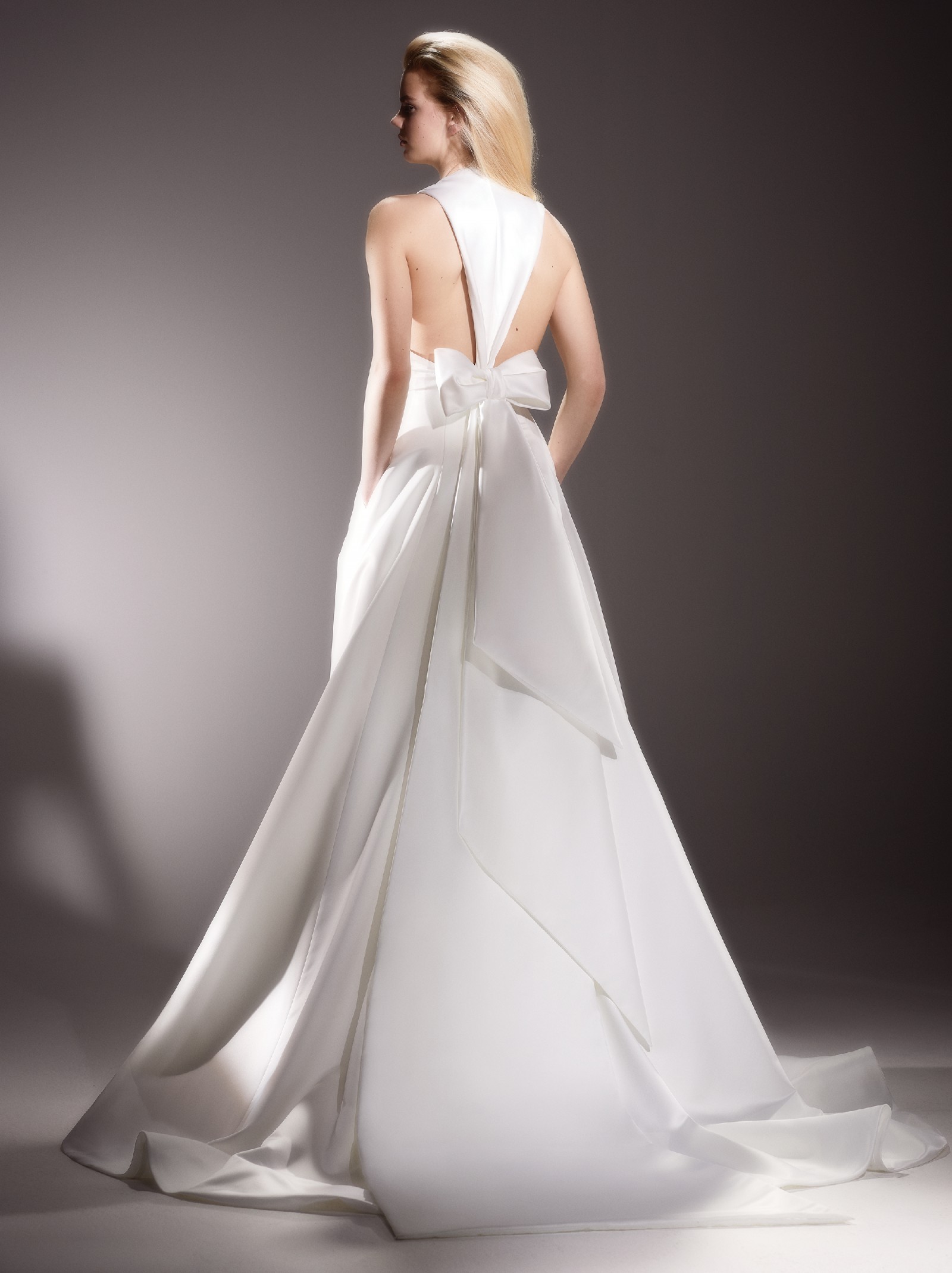 Viktor Rolf Vrm167 Inverted V Back Bow Gown Sample Wedding Dress Save 80 Stillwhite
