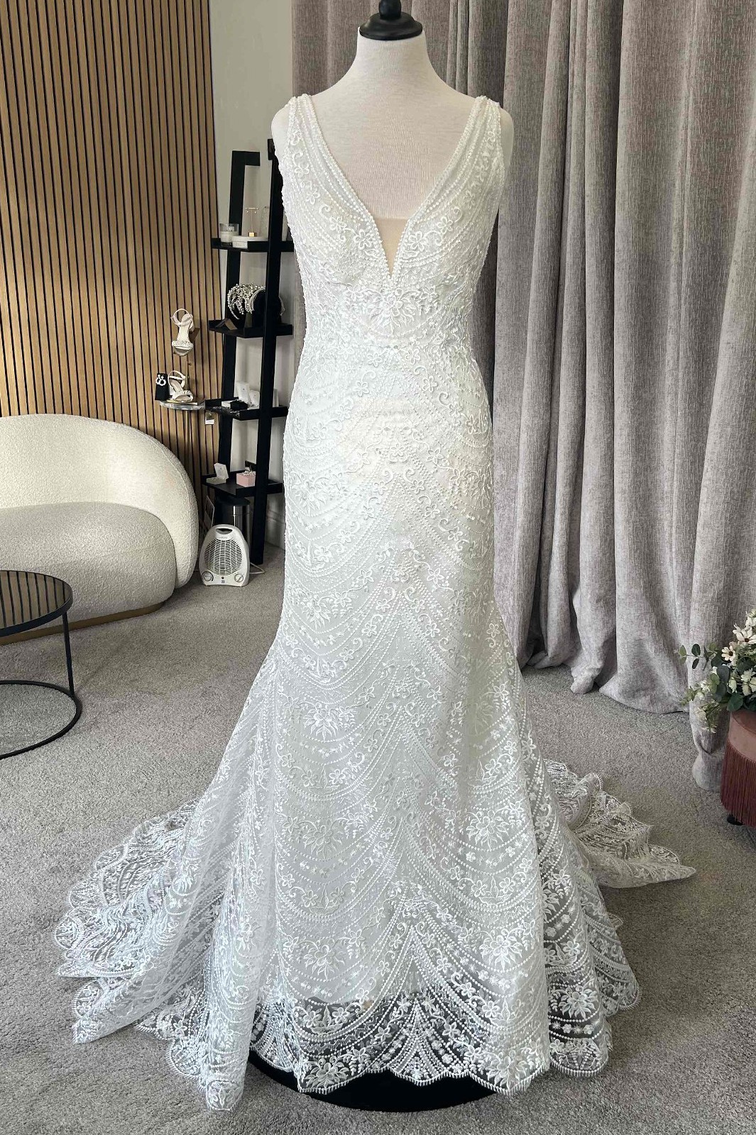 V-back wedding dress «Ariadna» with open back