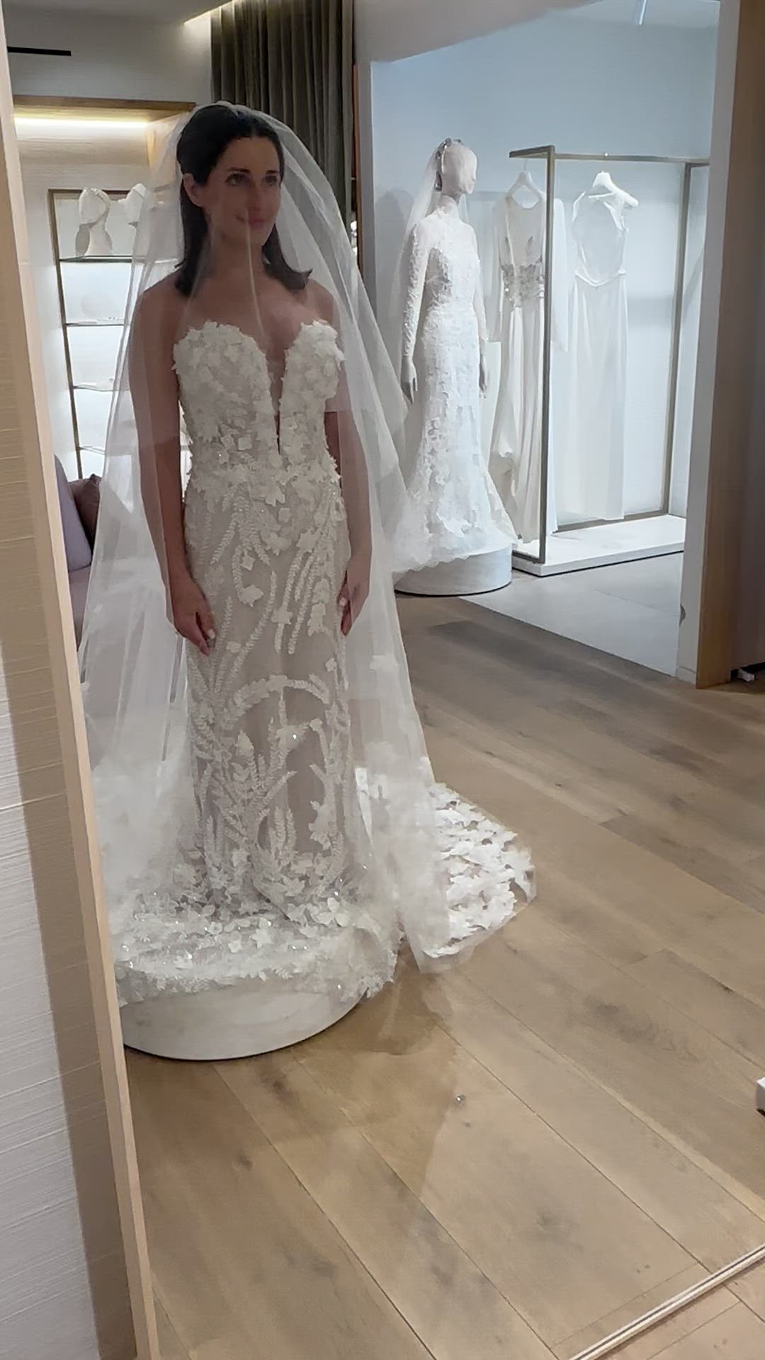 Atelier Pronovias, NEW $8,315 Atelier Pronovias Yoshida — US 8 — Gown