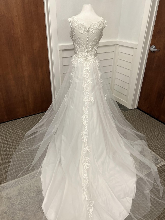 Loré White Sample Wedding Dress Stillwhite
