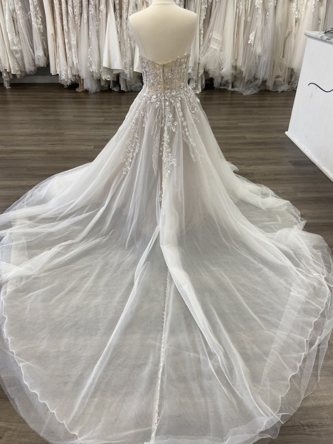 Allure Bridals Style 9852 Sample Wedding Dress - Stillwhite