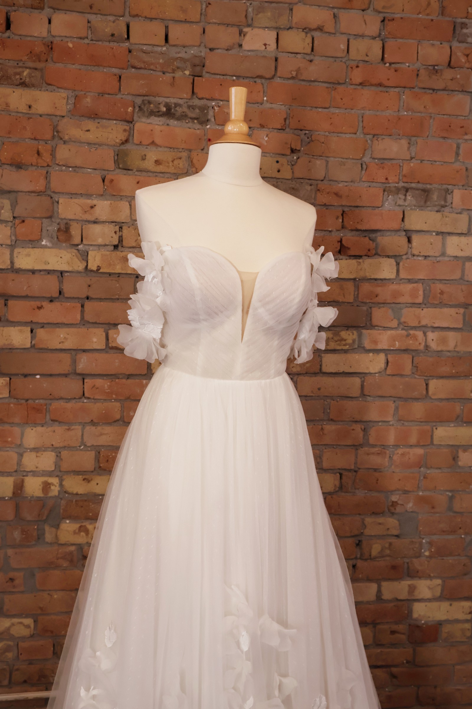 Essense of Australia, D3734 Sample Wedding Dress Save 55% - Stillwhite