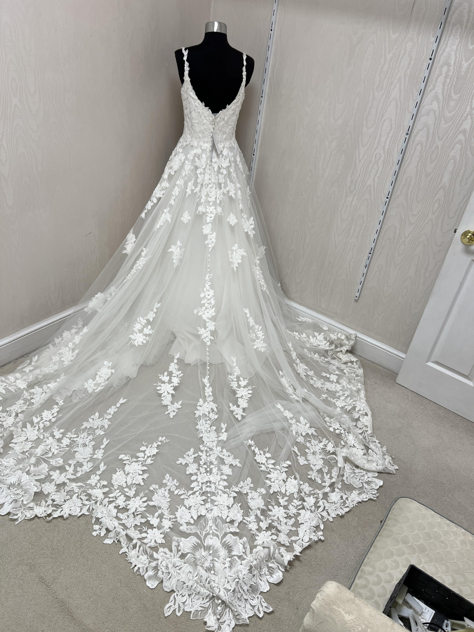 Allure Bridals 9811 Sample Wedding Dress Save 51 Stillwhite 7518