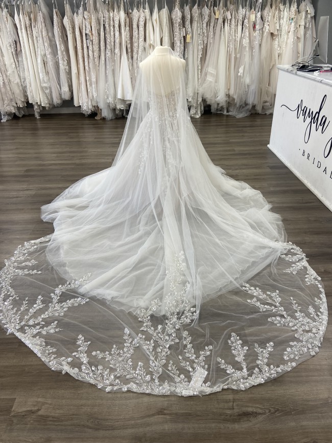 Allure Bridals Style 9852 Sample Wedding Dress - Stillwhite