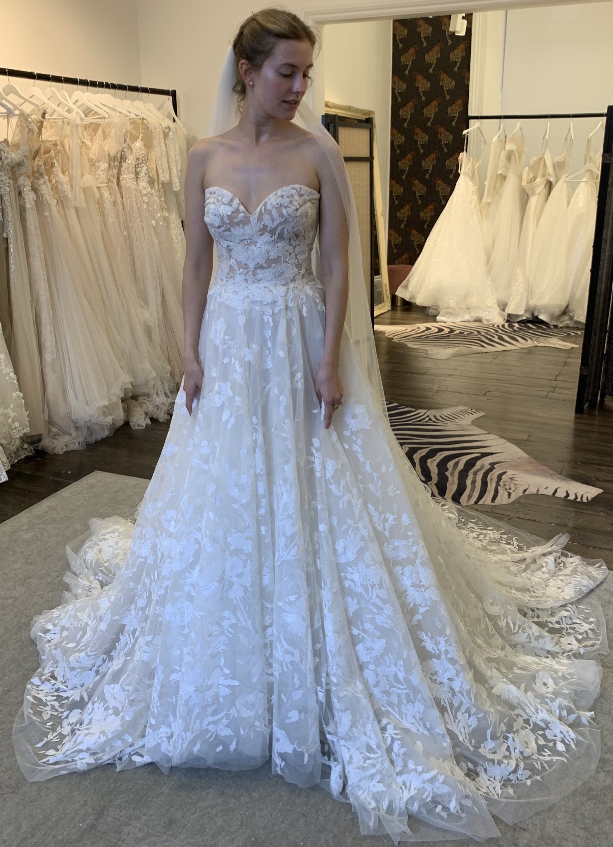 Monique Lhuillier BLISS, BL20-211 New Wedding Dress Save 43% - Stillwhite