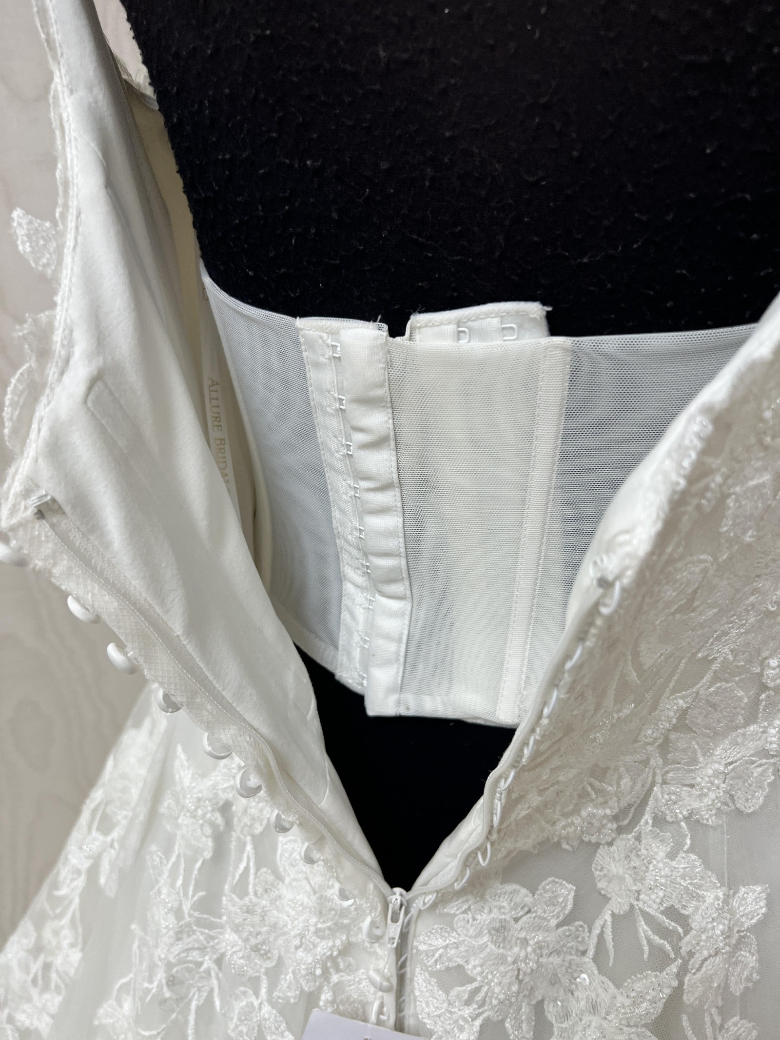 Allure Bridals 9811 Sample Wedding Dress Save 51 Stillwhite 4624