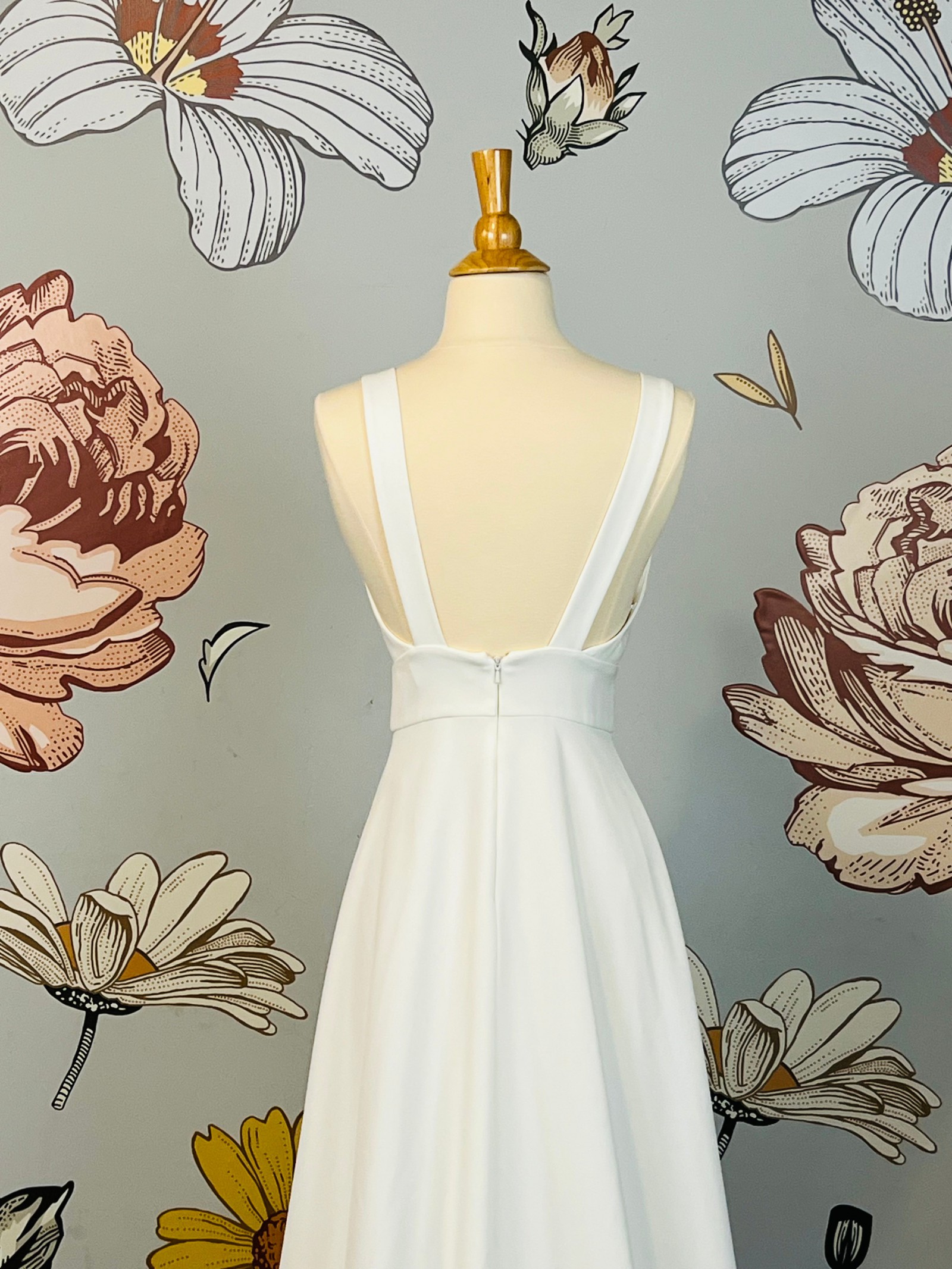 Lotus Threads, 64240 Sample Wedding Dress Save 75% - Stillwhite Lotus Threads, 64240 Sample Wedding Dress Save 75% - Stillwhite