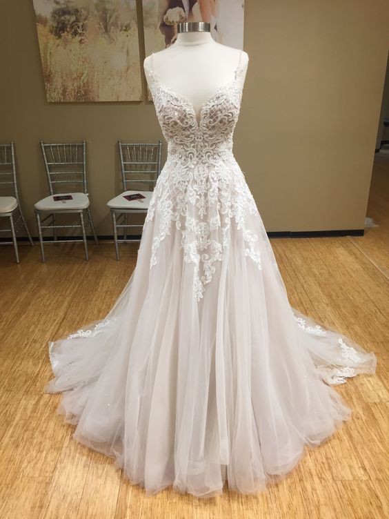 Essense of Australia  D2363 Preloved Wedding  Dress  on Sale 