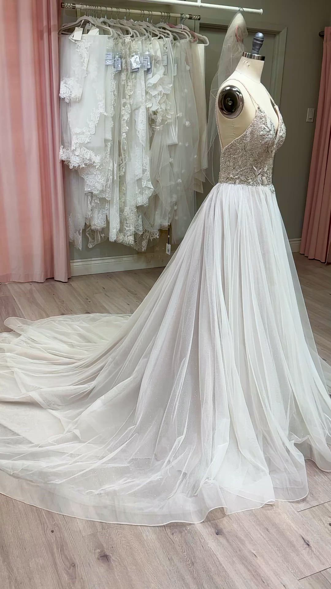 Luce Sposa, Lisa