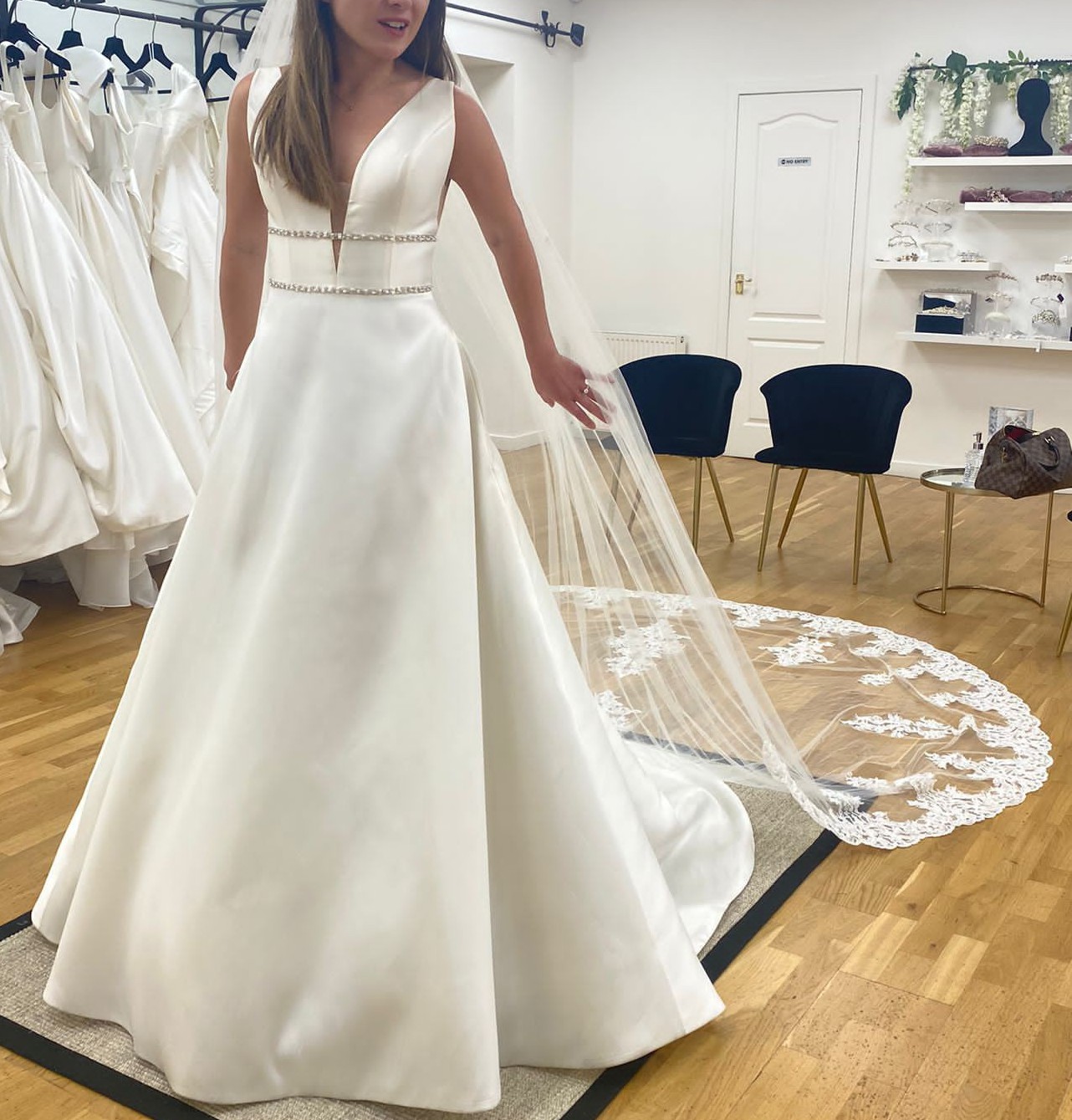 enzoani leandra