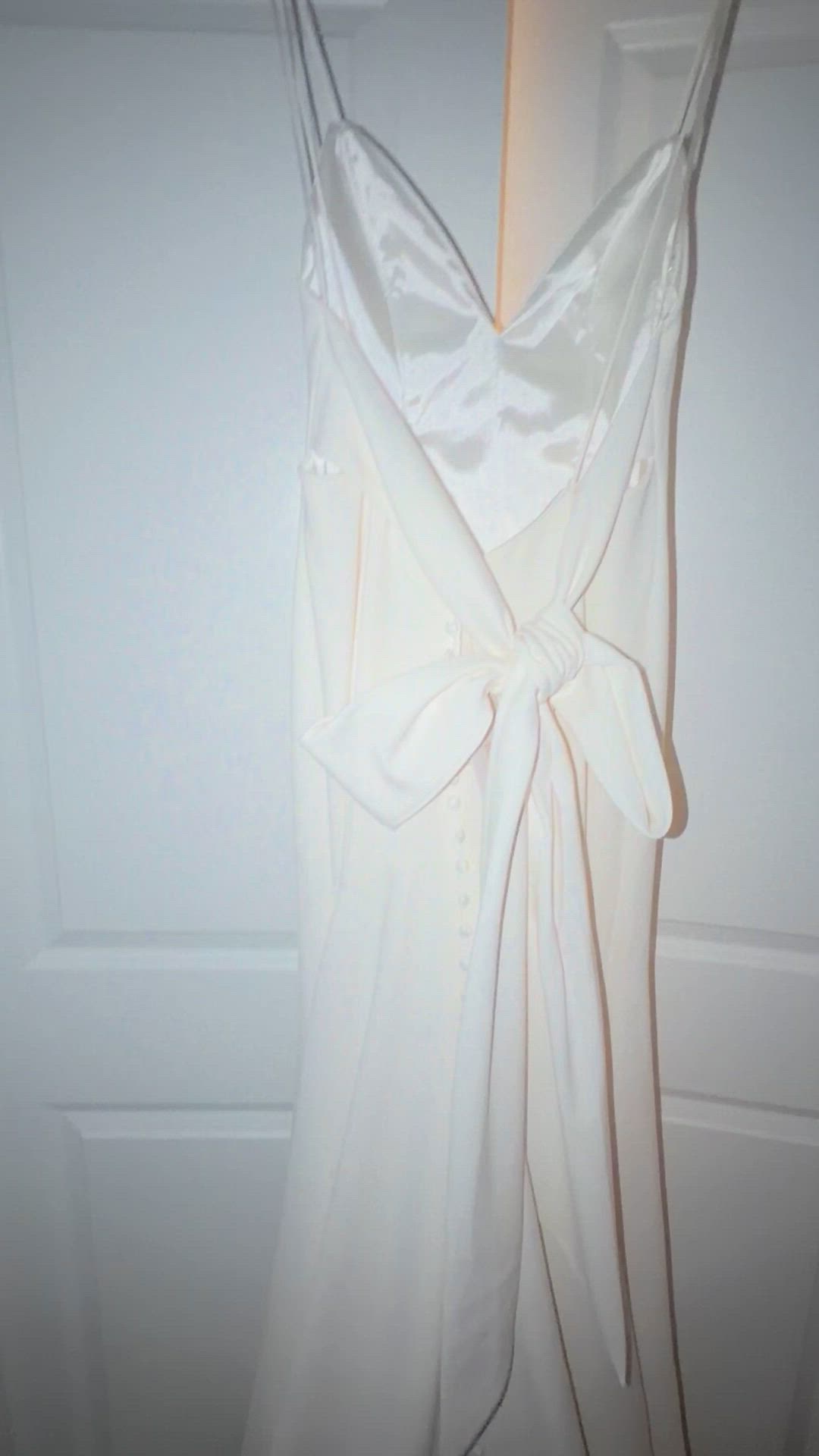 Allure Bridals, 9063 bow back