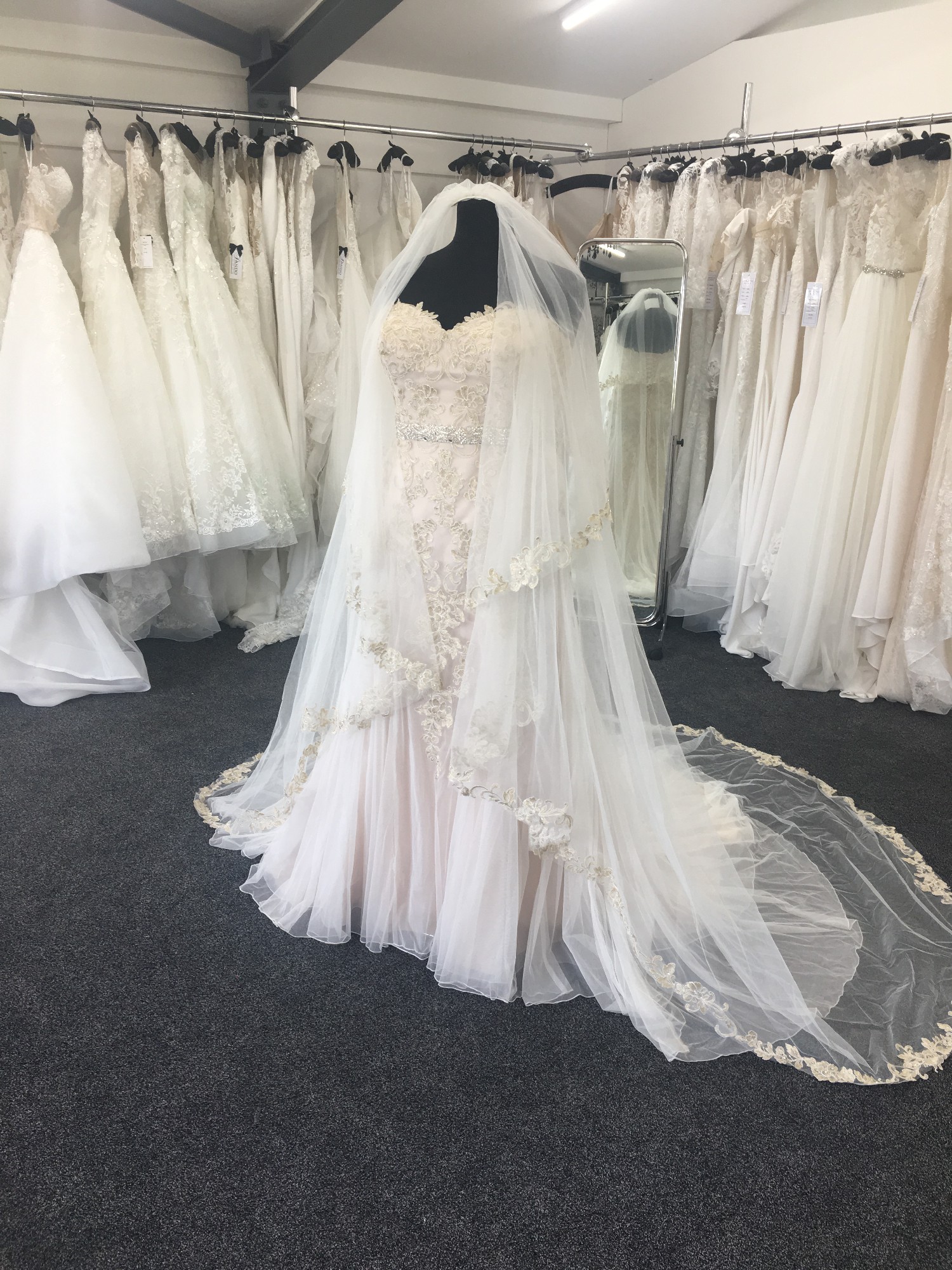 Confetti & Lace Sample Wedding Dress Save 74 Stillwhite