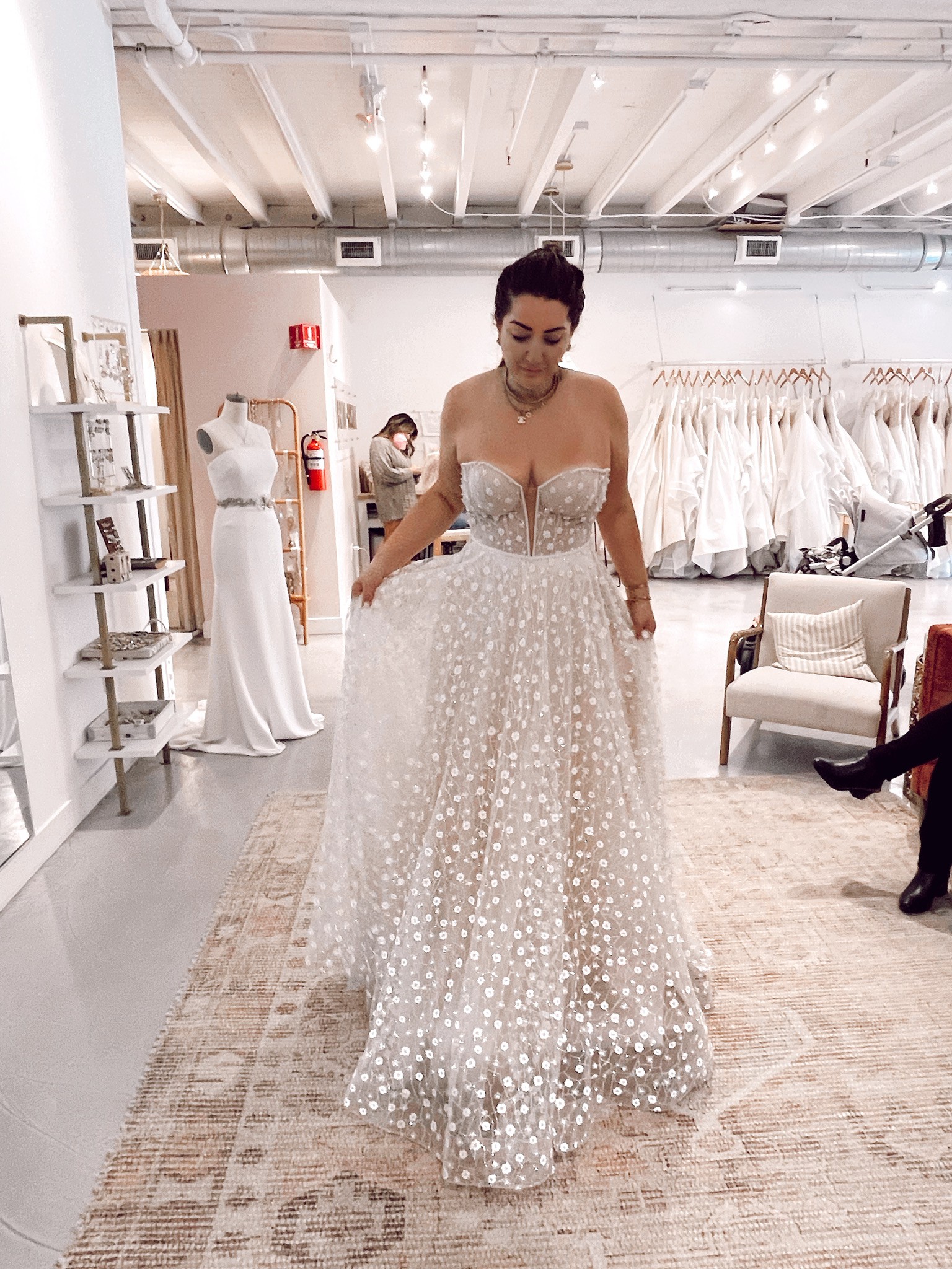 PRONOVIAS ✾ DRAIL 7-9号 マント有 PRONOVIAS DRAIL。肌触りのいいクレープ素材のドレスに、レースの刺繍