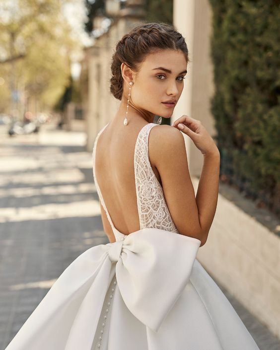 Aire Barcelona, Alma 42107 Sample Wedding Dress - Stillwhite